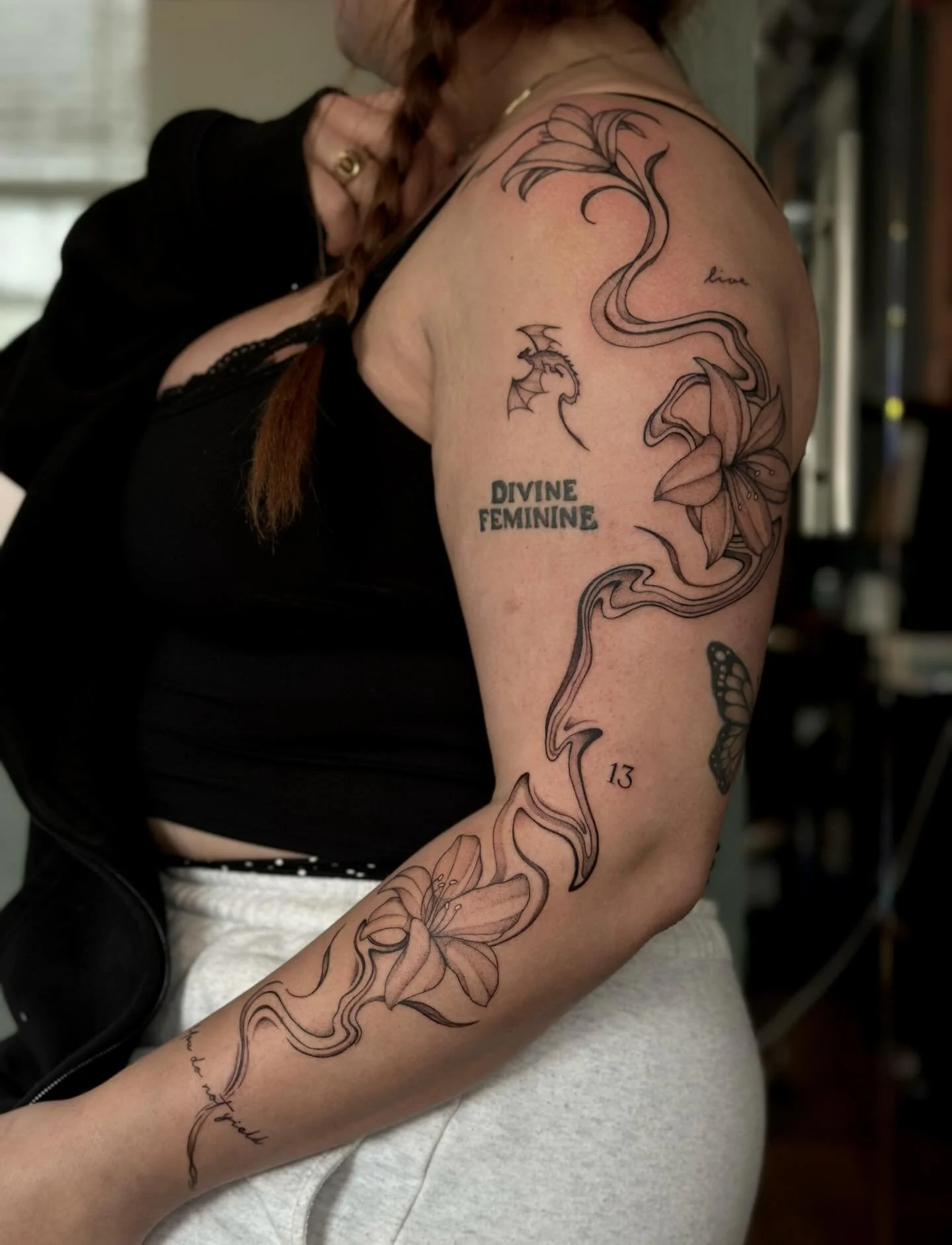 ⟡ in love with this flow! thank you for your trust!! 🫶🏼 ⟡ (divine feminine and butterfly not done by moi)

⟡ Link in bio to book!! 

@obscura.tattoo 

#femaletattooartist #blackwork #suminagashi #ottawatattoo #tattoo