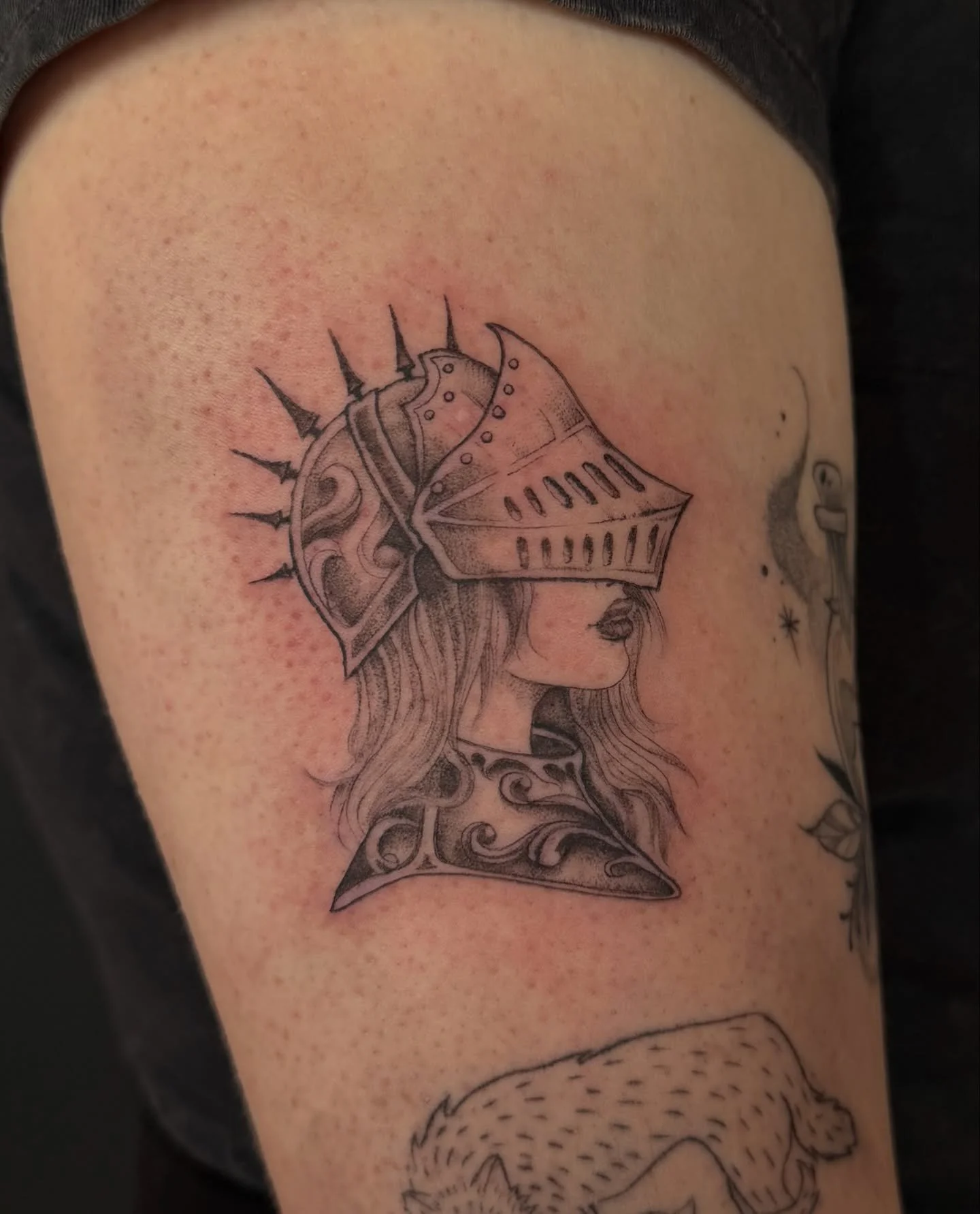 ✨women are warriors✨
&bull;
Done @obscura.tattoo 
@anarchy_tattoo_supplies 
@emalla.canada 
@emalla.official 
@kwadron 
&bull;
To book an appointment, follow the link 🔗 in my bio! ❤️&zwj;🔥
#darienwrona 
#ottawatattooartist 
#ottawatattoo 
#ottawaar