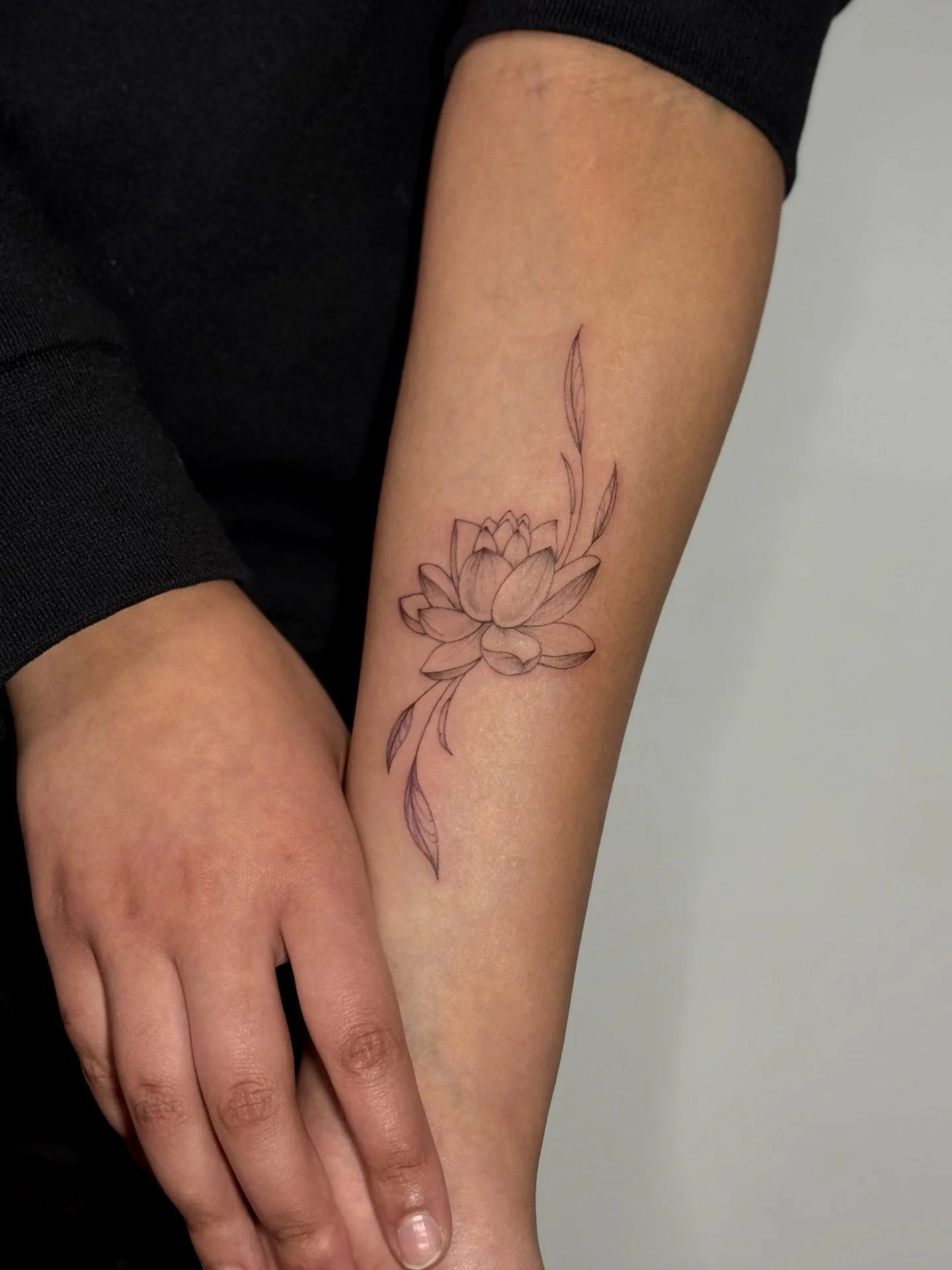 Elegant little lotus flower for Mira! This was her first tattoo, thank you so much for trusting me to do this first piece for you ☺️

&bull;&bull;&bull;
To book a session with me, please contact me at 
gettattooed@obscura613.com or fill out the submi