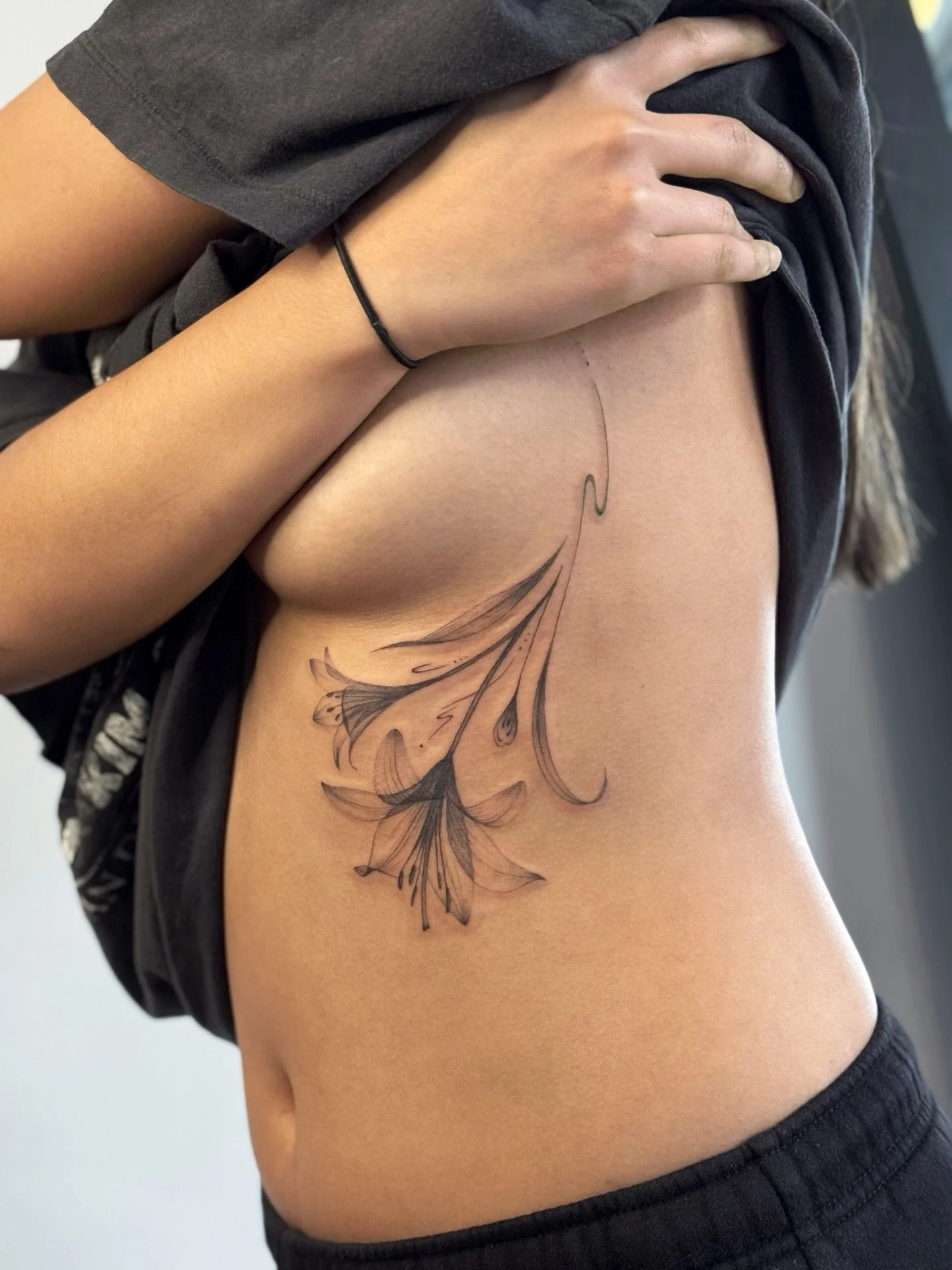 Custom X-ray lilies for Kriszel! Thank you so much for trusting me to do your second tattoo, collaborating on this piece to make it unique to you was such a pleasure☺️ 

&bull;&bull;
To book a session with me, please contact me at 
gettattooed@obscur