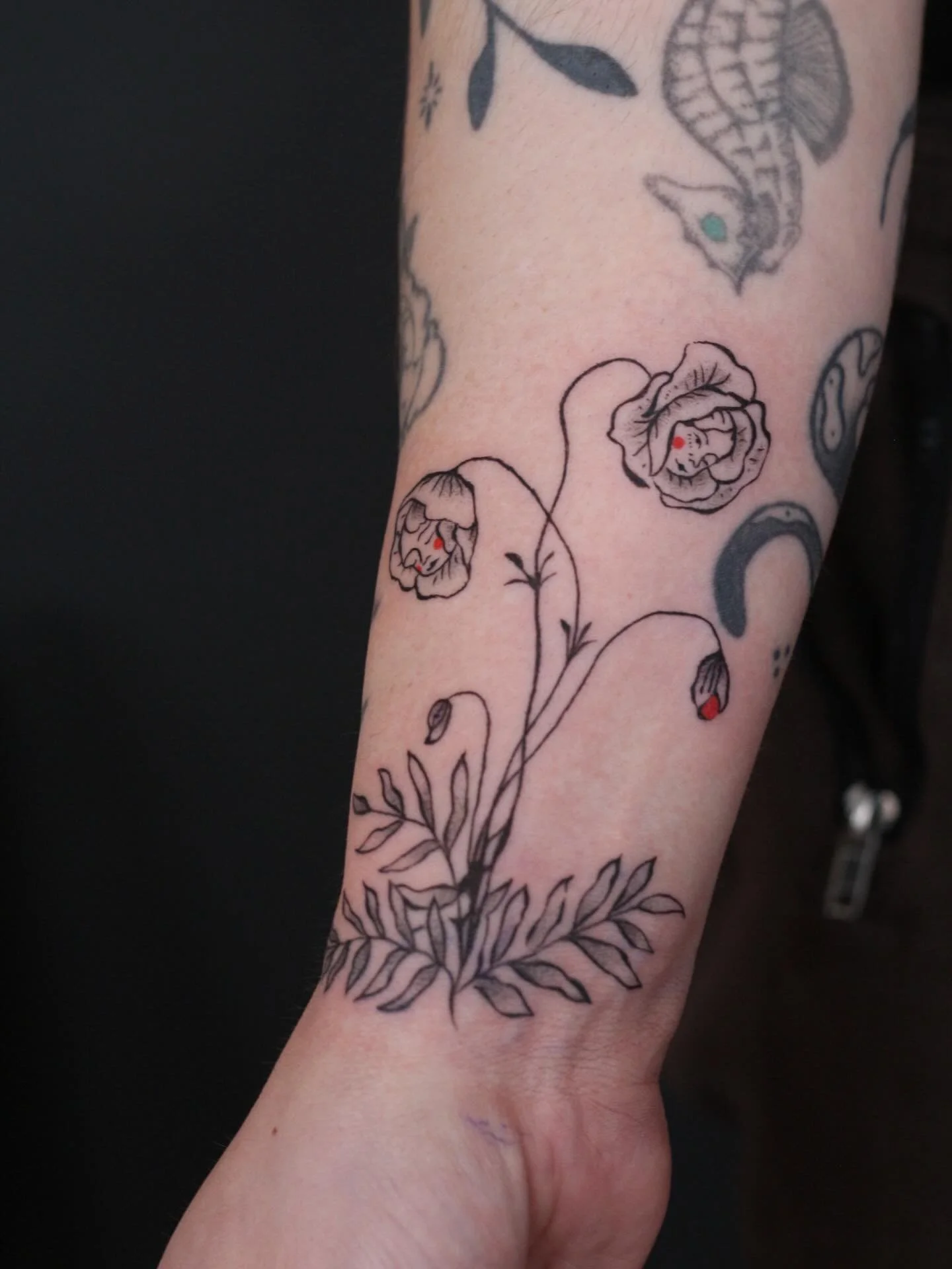 It was fun to see this come to life. Thank you for trusting me with this piece! 

Done @obscura.tattoo 
Supplied by @anarchy_tattoo_supplies 

#floraltattoo #tattoo #illustrativetattoo #flashtattooart #tattooartists