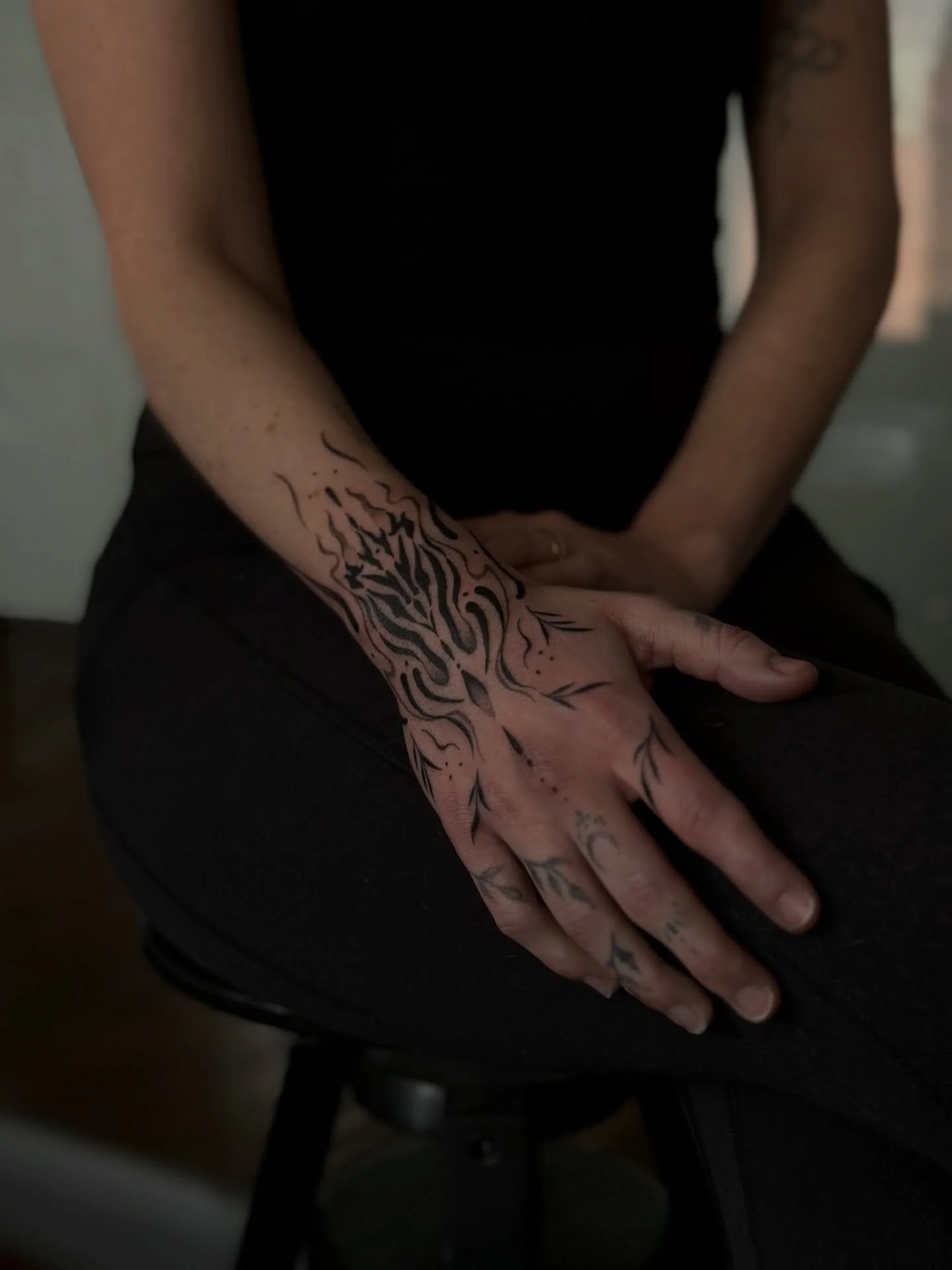 Beautiful hand tattoo by @artbyrobs 🖤
.
.
.
Artist: @artbyrobs 
Studio: @obscura.tattoo 
.
.
.
#ottawaartist #ottawatattoo #obscuratattoo #handtattoo