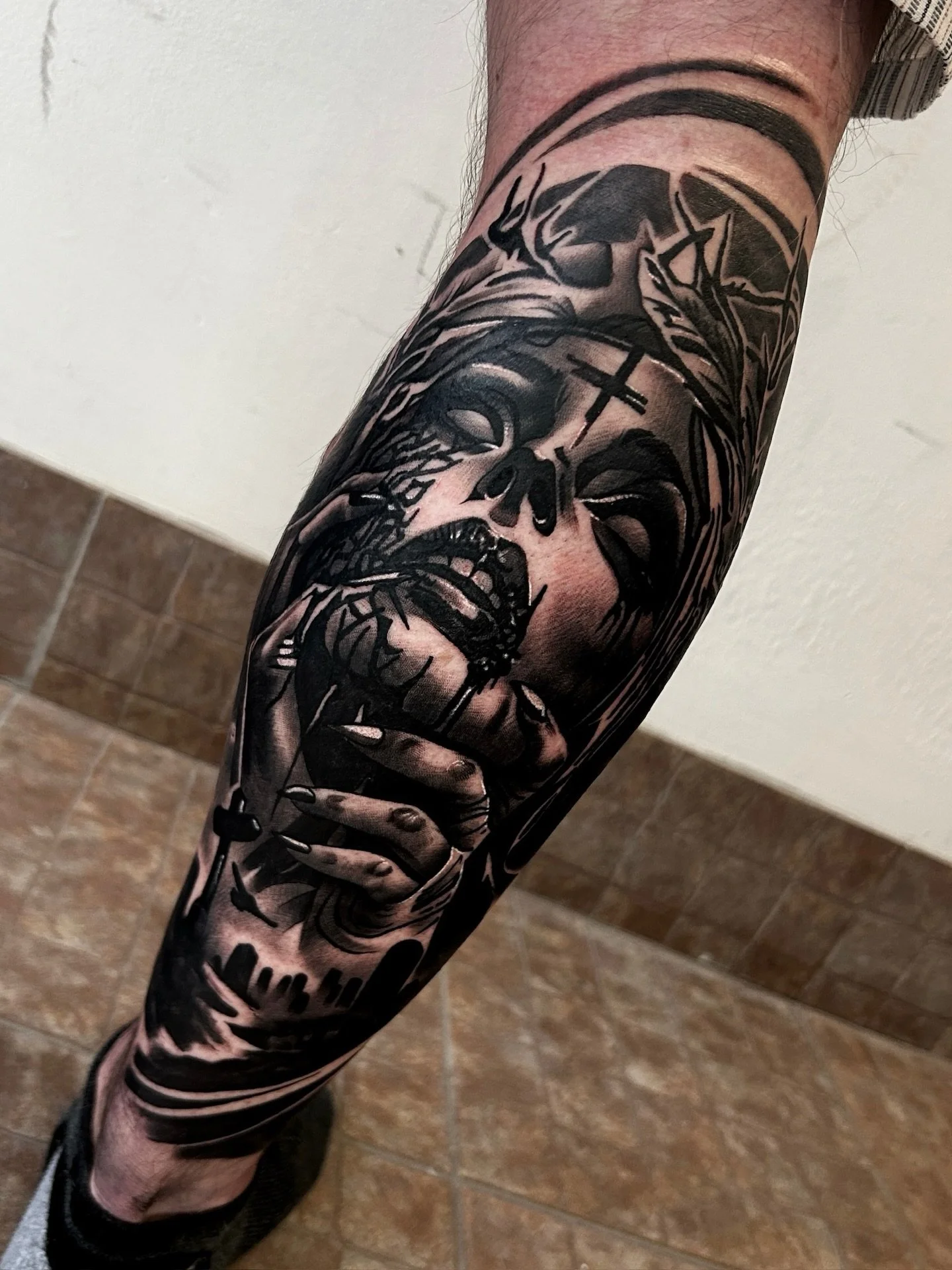 Incredible leg work done by @harveyztattooz 👀🖤
.
.
.
Artist: @harveyztattooz 
Studio: @obscura.tattoo 
.
.
.
#ottawaartist #ottawatattoo #obscuratattoo #legtattoos