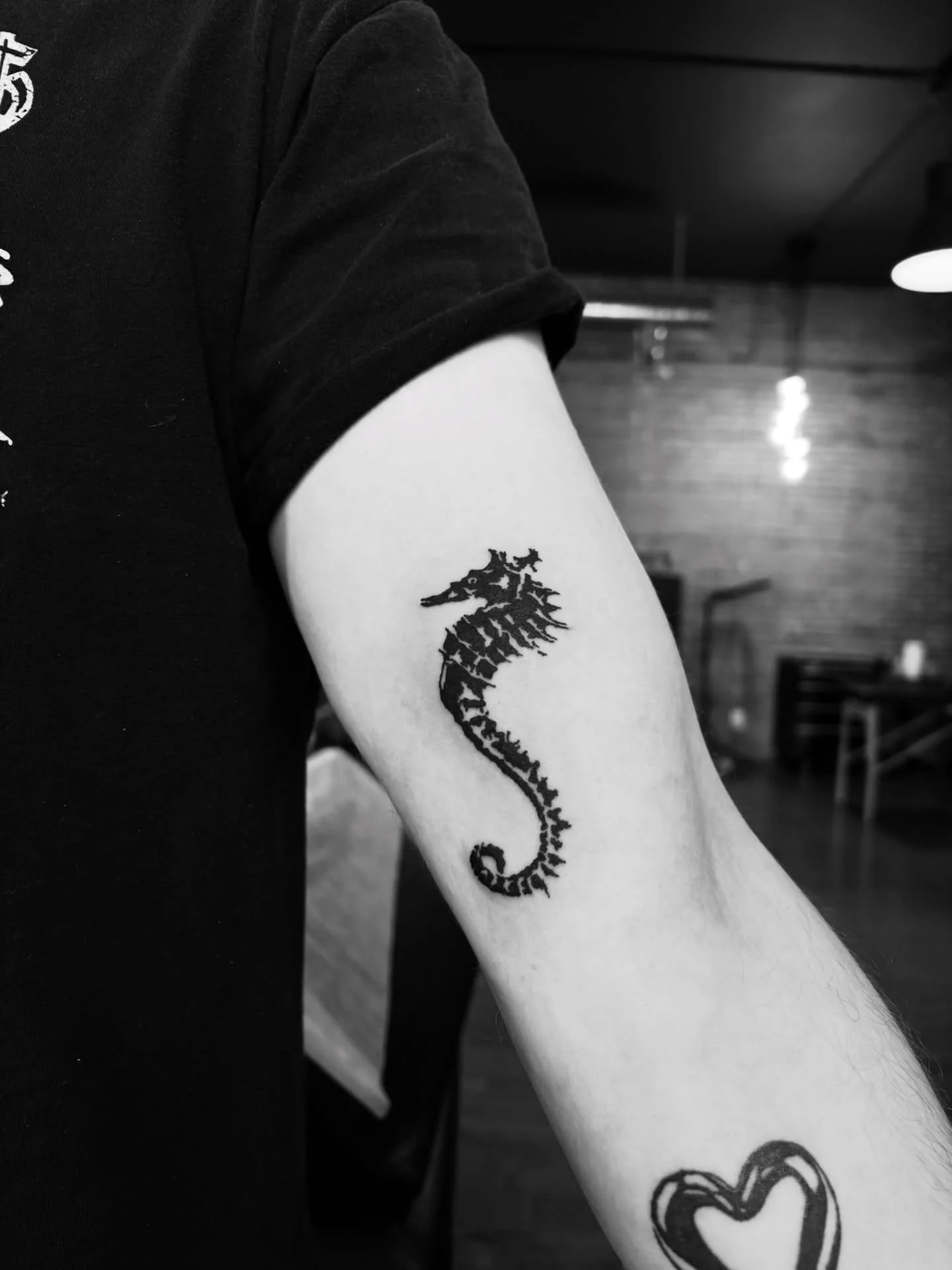 little seahorse 🌊
.
.
.
Artist: @h8horses 
Studio: @obscura.tattoo 
.
.
.
#ottawaartist #ottawatattoo #seahorsetattoo #armtattoos
