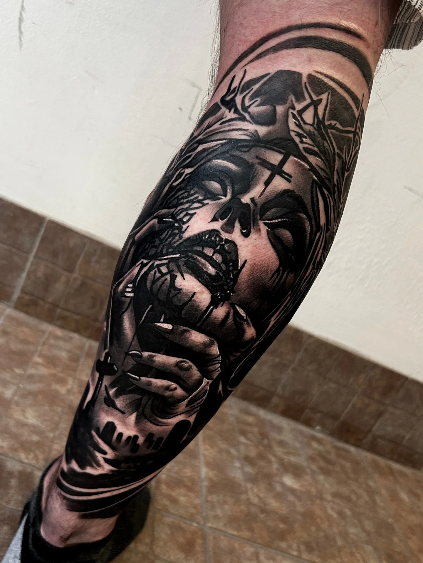 Pretty lady to kick off a leg sleeve for @vinnybeaudoin 🖤🪦 thank you for your trust and sitting so well! 😊

@obscura.tattoo 
@anarchy_tattoo_supplies 
@kwadron 
@emalla.canada 
@empireinks 

#tattooartistottawa #blackandgreytattoo #tattoos #tattoo
