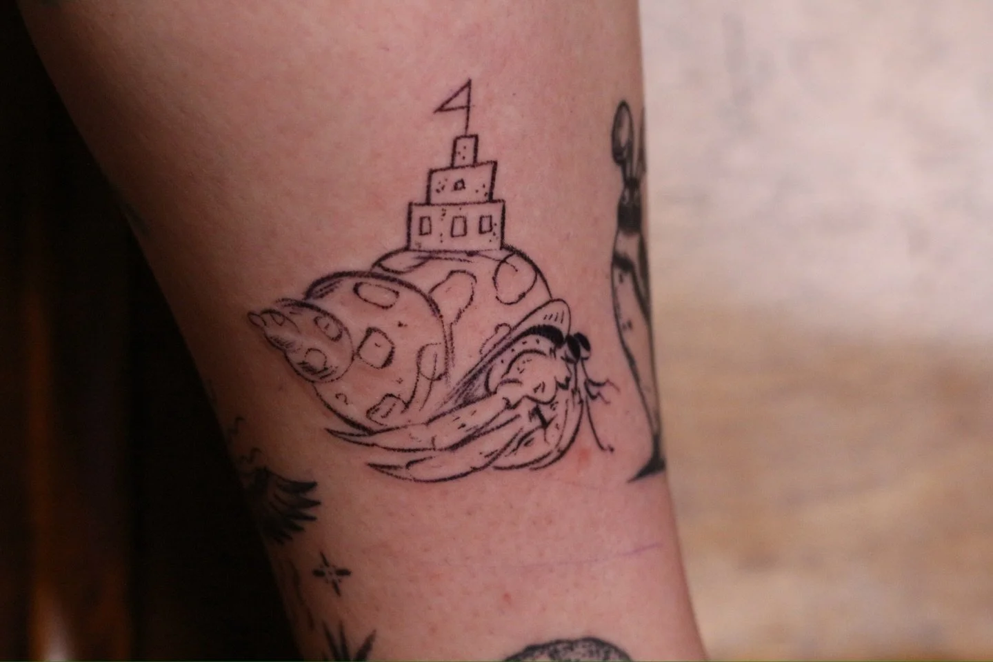 Look at this little crab! 🦀 
.
.
.
Artist: @stephsta2s 
Studio: @obscura.tattoo 
.
.
.
#ottawaartist #ottawatattoo #obscuratattoo #crabtattoo #legtattoos