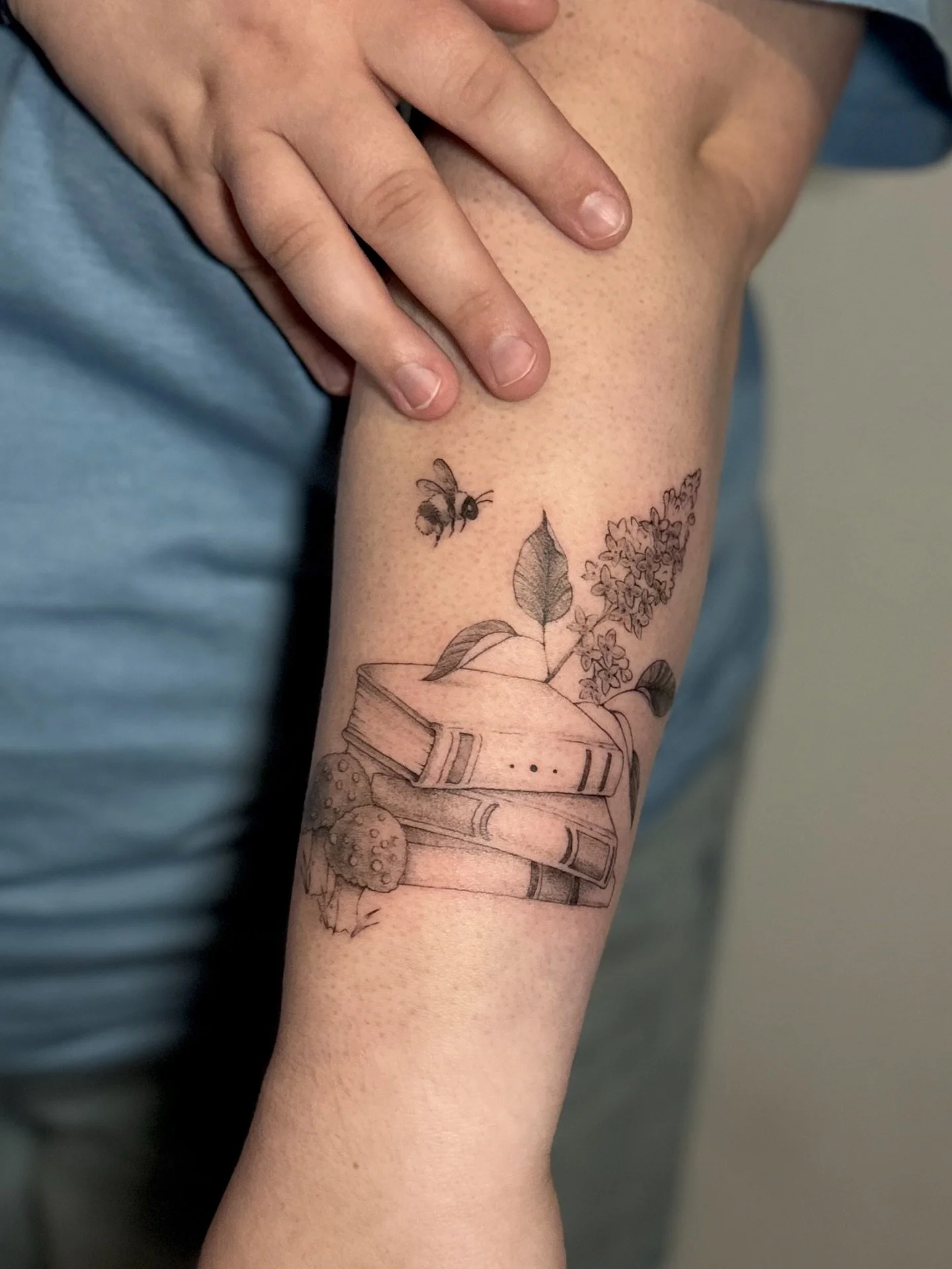 This piece was inspired by their love for reading, collaging, and the lilacs that grow in front of their home 🏡
I had so much fun designing this piece for you yesterday, thank you so much for your trust and chatting with me 💜

Done with @emalla.off