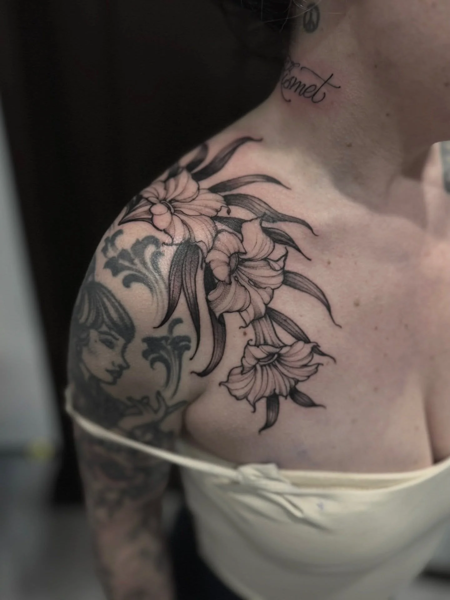 Blooming flowers 🌷💐
.
.
.
Artist: @mariah.landers 
Studio: @obscura.tattoo 
.
.
.
#ottawaartist #ottawatattoo #obscuratattoo #flowertattoo