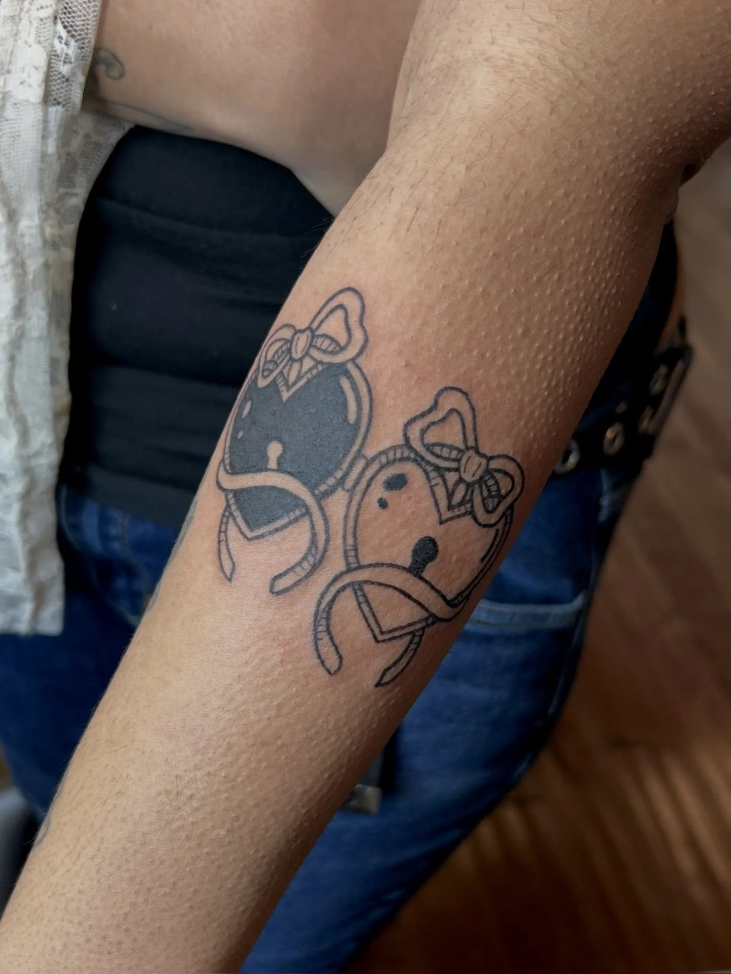 Heart Locket Tattoo by @harveyztattooz 🖤🔒
.
.
.
Artist: @harveyztattooz 
Studio: @obscura.tattoo 
.
.
.
#ottawaartist #ottawatattoo #obscuratattoo #hearttattoo #armtattoo