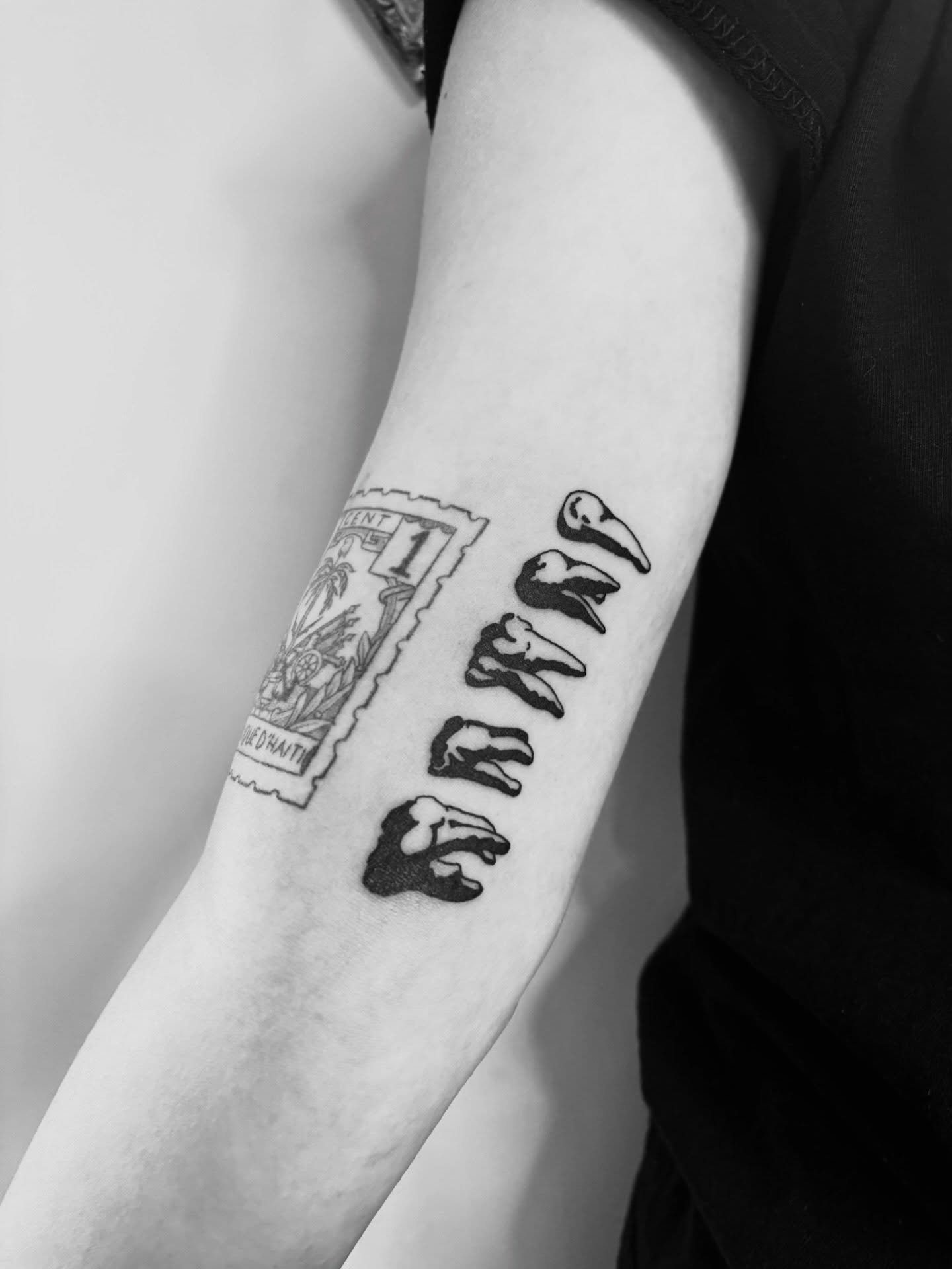 Show me your 🦷😁
.
.
.
Artist: @h8horses 
Studio: @obscura.tattoo 
.
.
.
#ottawaartist #ottawatattoo #obscuratattoo #teethtattoo #armtattoo