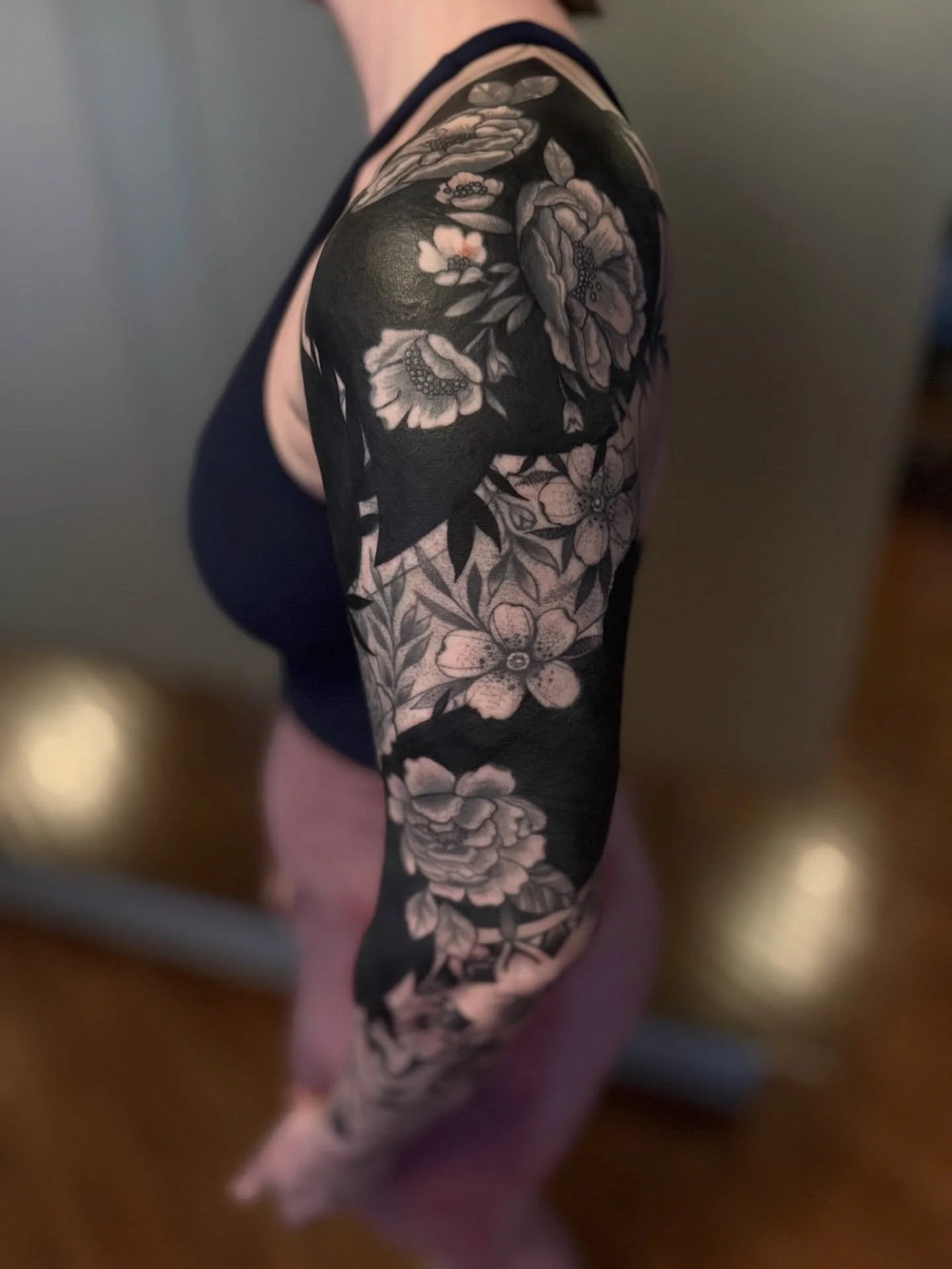 Beautiful flower coverup by @mariah.landers 🖤💐
.
.
.
Artist: @mariah.landers 
Studio: @obscura.tattoo 
.
.
.
#ottawaartist #ottawatattoo #obscuratattoo #coveruptattoos #floraltattoo