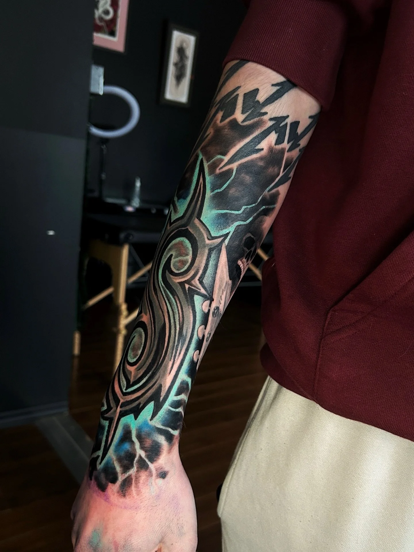 Colourful sleeve done by @harveyztattooz 💚🖤
.
.
.
Artist: @harveyztattooz 
Studio: @obscura.tattoo 
.
.
.
#ottawaartist #ottawatattoo #obscuratattoo #sleevetattoo #armtattoo