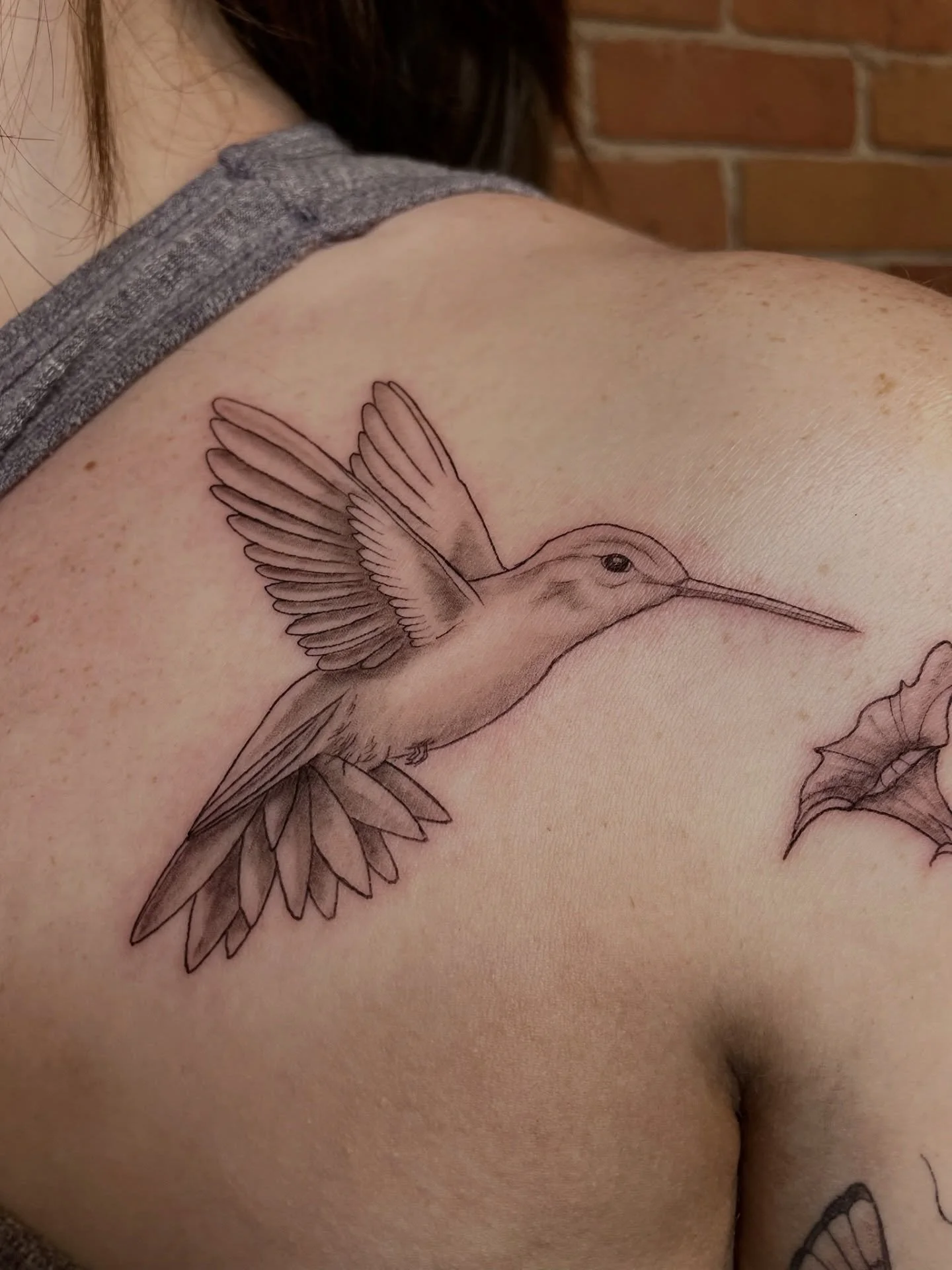 Fine Line Hummingbird done by @tattoosbyabbeysmith 🌺
.
.
.
Artist: @tattoosbyabbeysmith 
Studio: @obscura.tattoo 
.
.
.
#ottawaartist #ottawatattoo #obscuratattoo #hummingbirdtattoo #birdtattoo