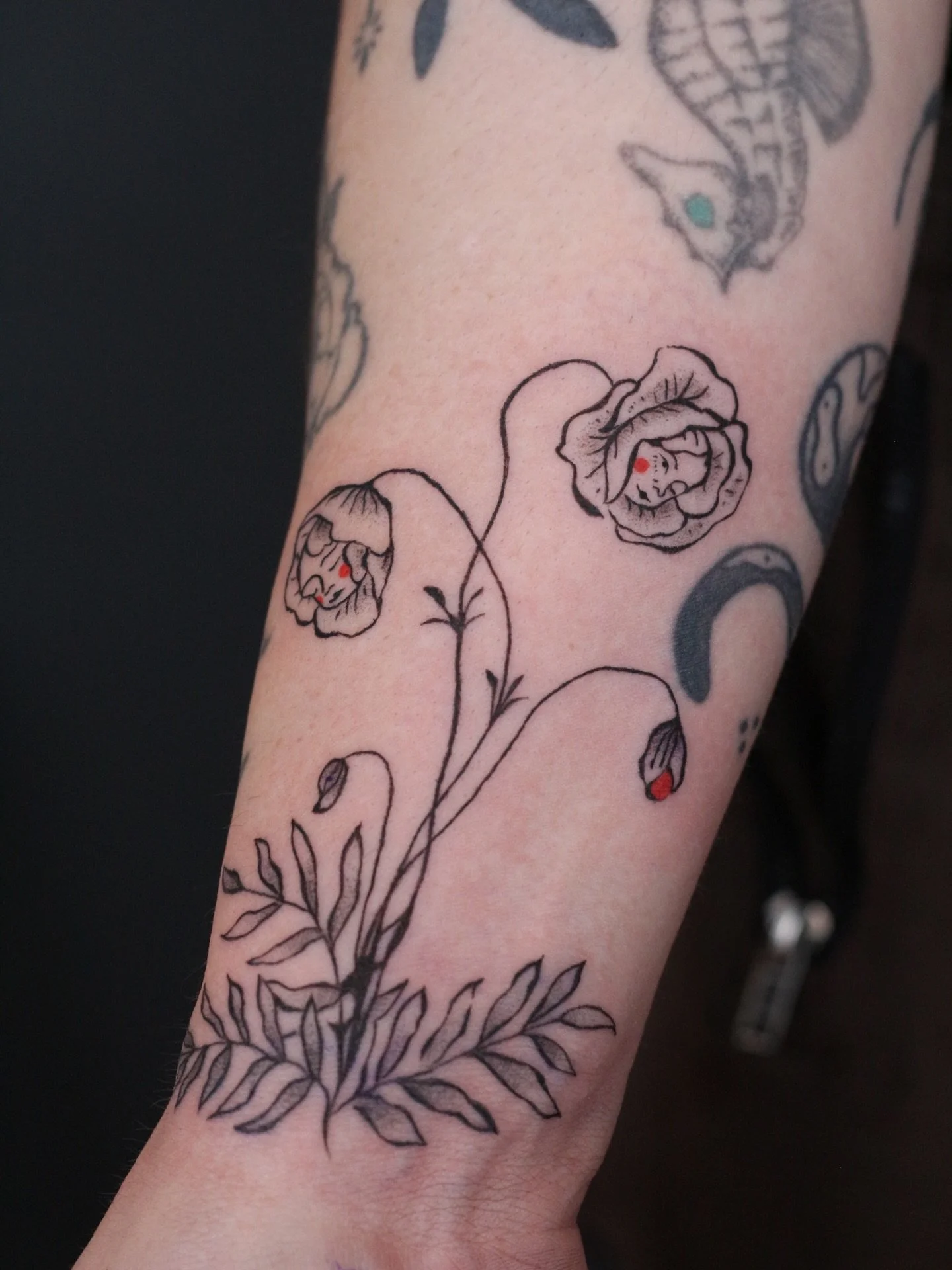 Illustrative Flower piece by @stephsta2s 🌷🥀
.
.
.
Artist: @stephsta2s 
Studio: @obscura.tattoo 
.
.
.
#ottawaartist #ottawatattoo #obscuratattoo #illustrativetattoo #flowertattoo