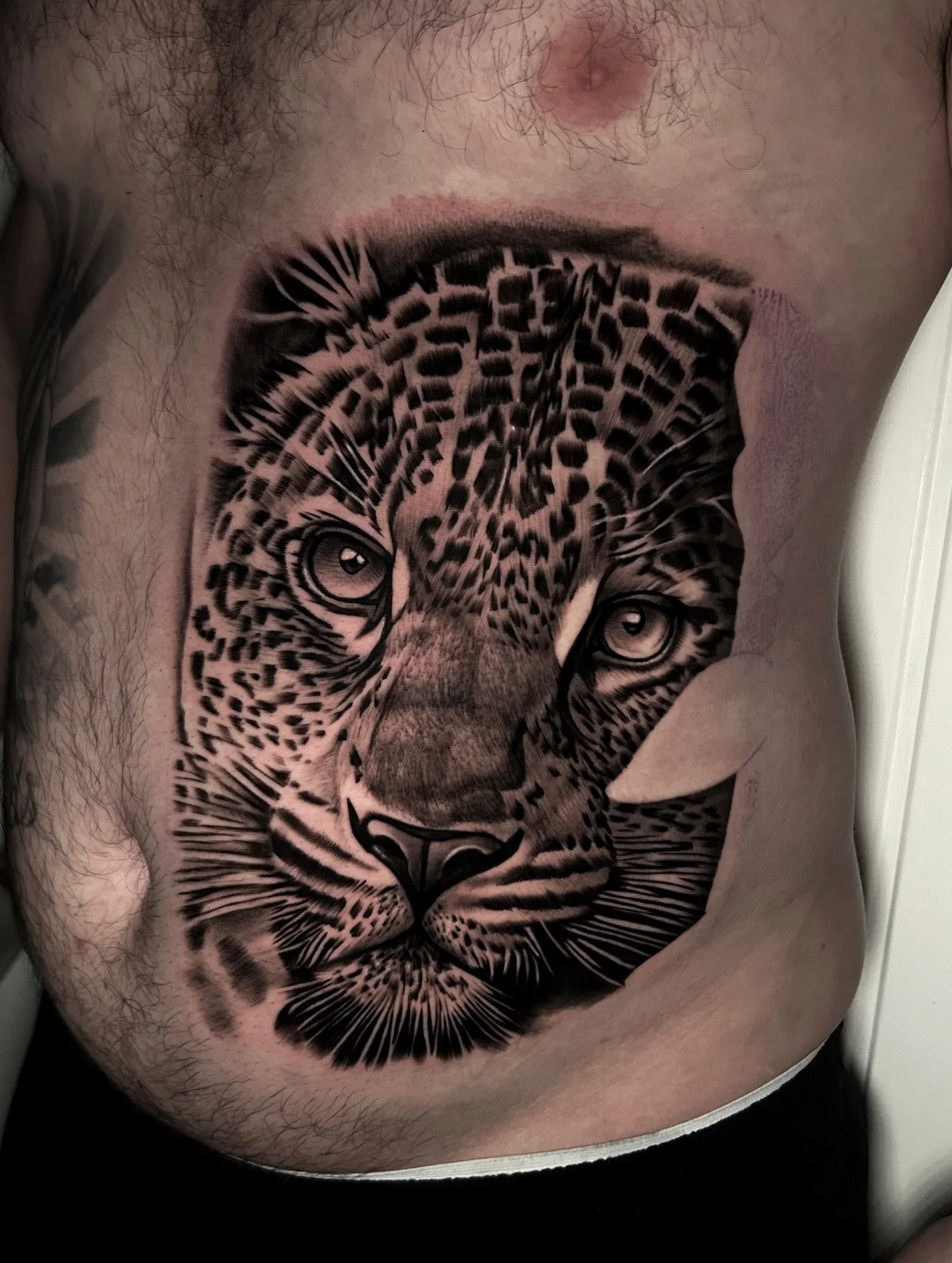 Jaguar portrait 🐆 6 hour hit on the ribs 

@obscura.tattoo 📍
@anarchy_tattoo_supplies 
@kwadron 

#animalportrait #animaltattoo #realism #blackandgreytattoo #tattooartistottawa
