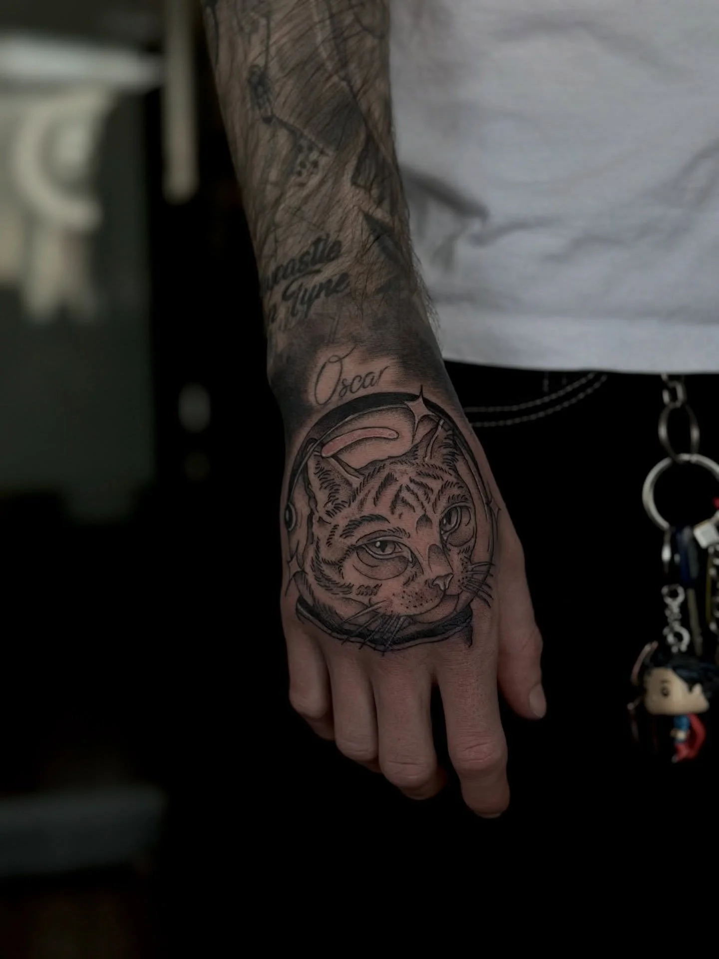 Space Cat 🪐🐈
.
.
.
Artist: @artbyrobs 
Studio: @obscura.tattoo 
.
.
.
#ottawaartist #ottawatattoo #obscuratattoo #cattattoo #handtattoos