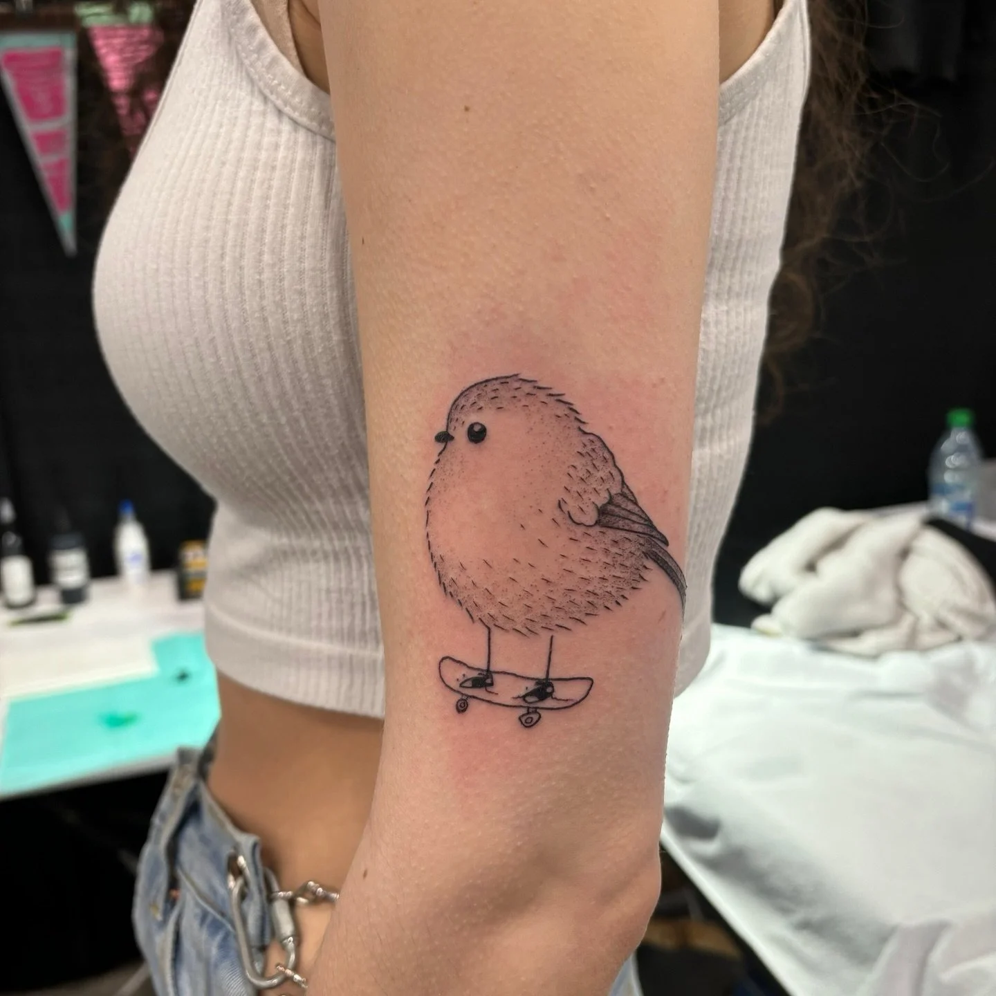 Skateboarding Bird by @yannyannnnn 🛹🐥
.
.
.
Artist: @yannyannnnn 
Studio: @obscura.tattoo 
.
.
.
#ottawaartist #ottawatattoo #obscuratattoo #birdtattoos #armtattoo