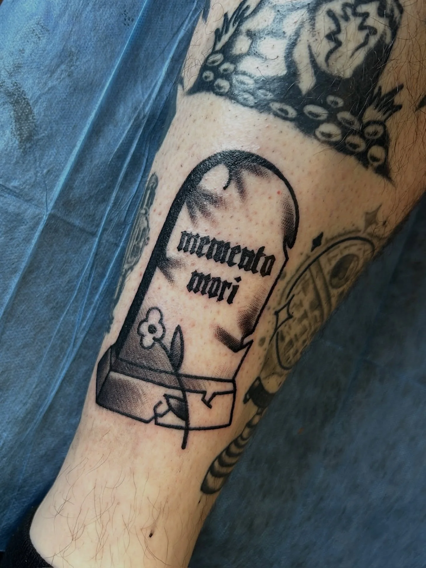 Memento Mori 🪦💀
.
.
.
Artist: @harveyztattooz 
Studio: @obscura.tattoo 
.
.
.
#ottawatattoo #ottawaartist #obscuratattoo #blackworktattoos