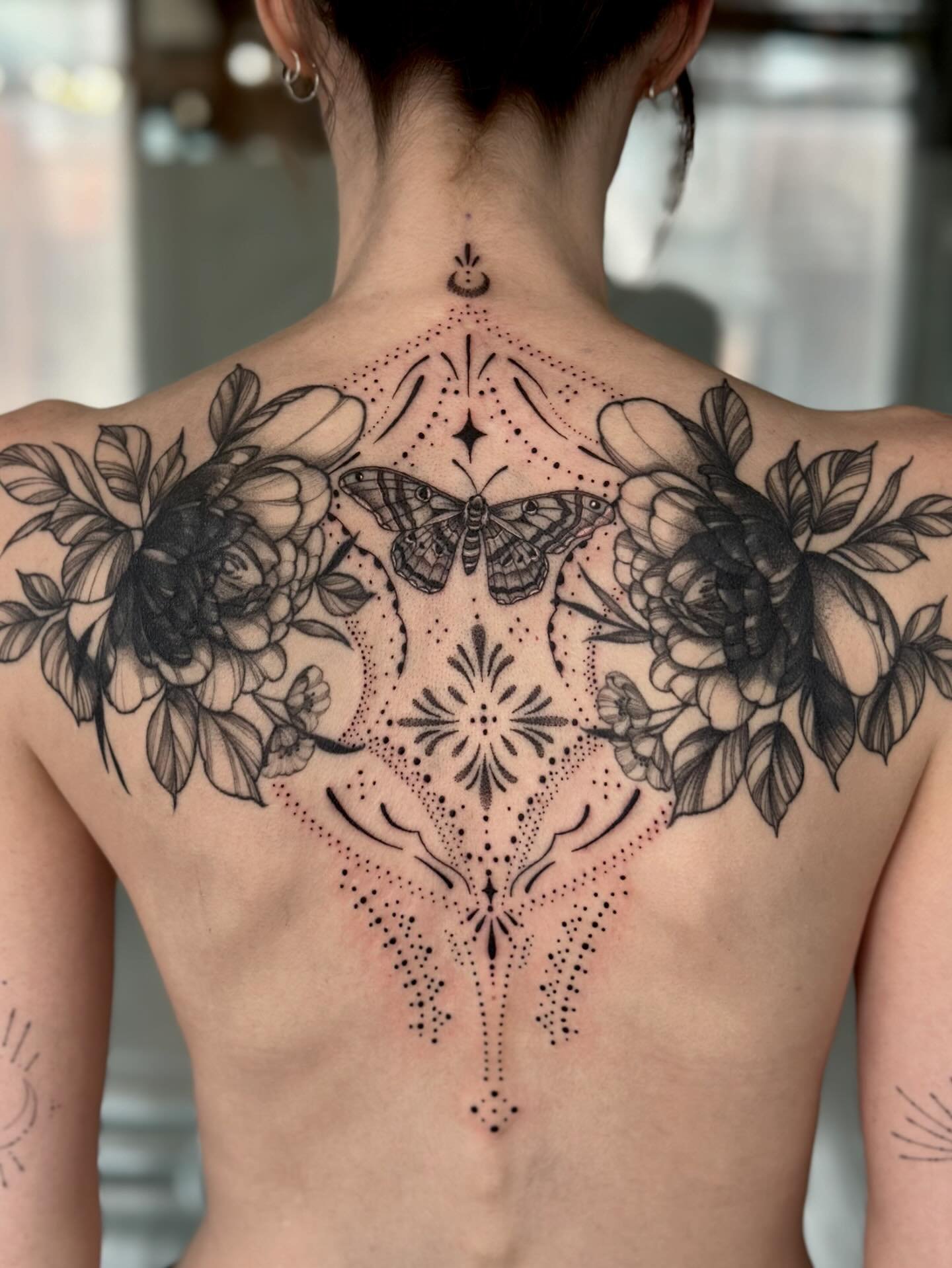 ⟡ Healed floral cover ups done by @mariah.landers ! such an honour to add to the centre of this piece!! ⟡

⟡ Link in bio to book!! 

@obscura.tattoo 

#tattoo #ottawatattoo #finelinetattoo #tattooartist #dotwork