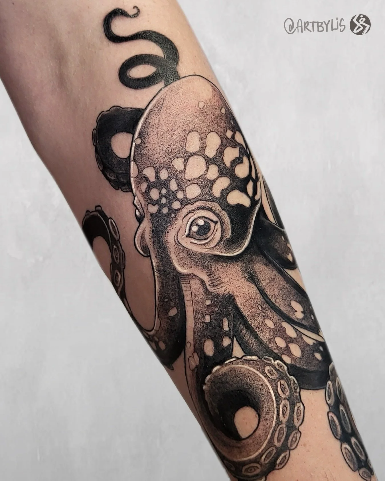Illustrative Octopus by @artbylis 🐙
.
.
.
Artist: @artbylis 
Studio: @obscura.tattoo 
.
.
.
#ottawatattoo #ottawaartist #obscuratattoo #illustrativetattoo #octopustattoo