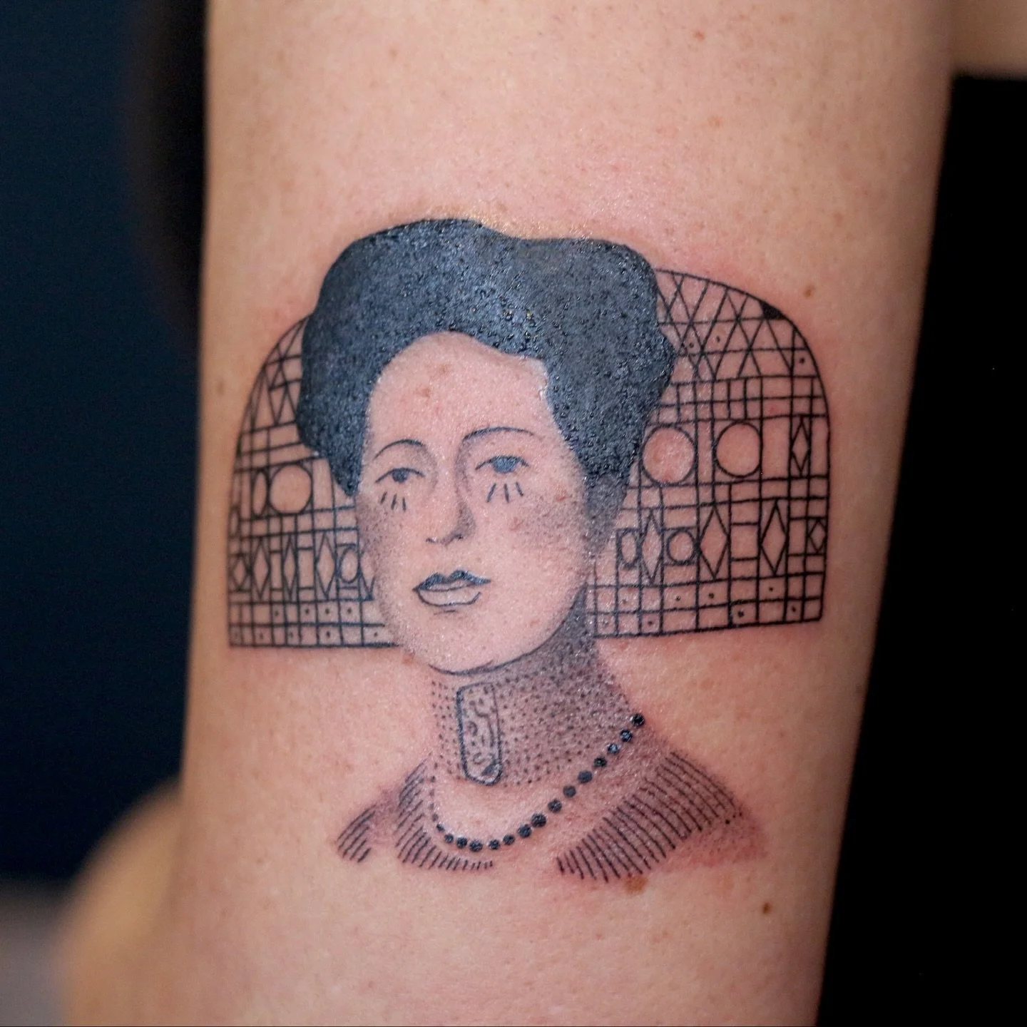 Inspired Klimt&rsquo;s Portrait by @stephsta2s 🎨
.
.
.
Artist: @stephsta2s 
Studio: @obscura.tattoo 
.
.
.
#ottawatattoo #ottawaartist #obscuratattoo #illustrativetattoos #portraittattoo