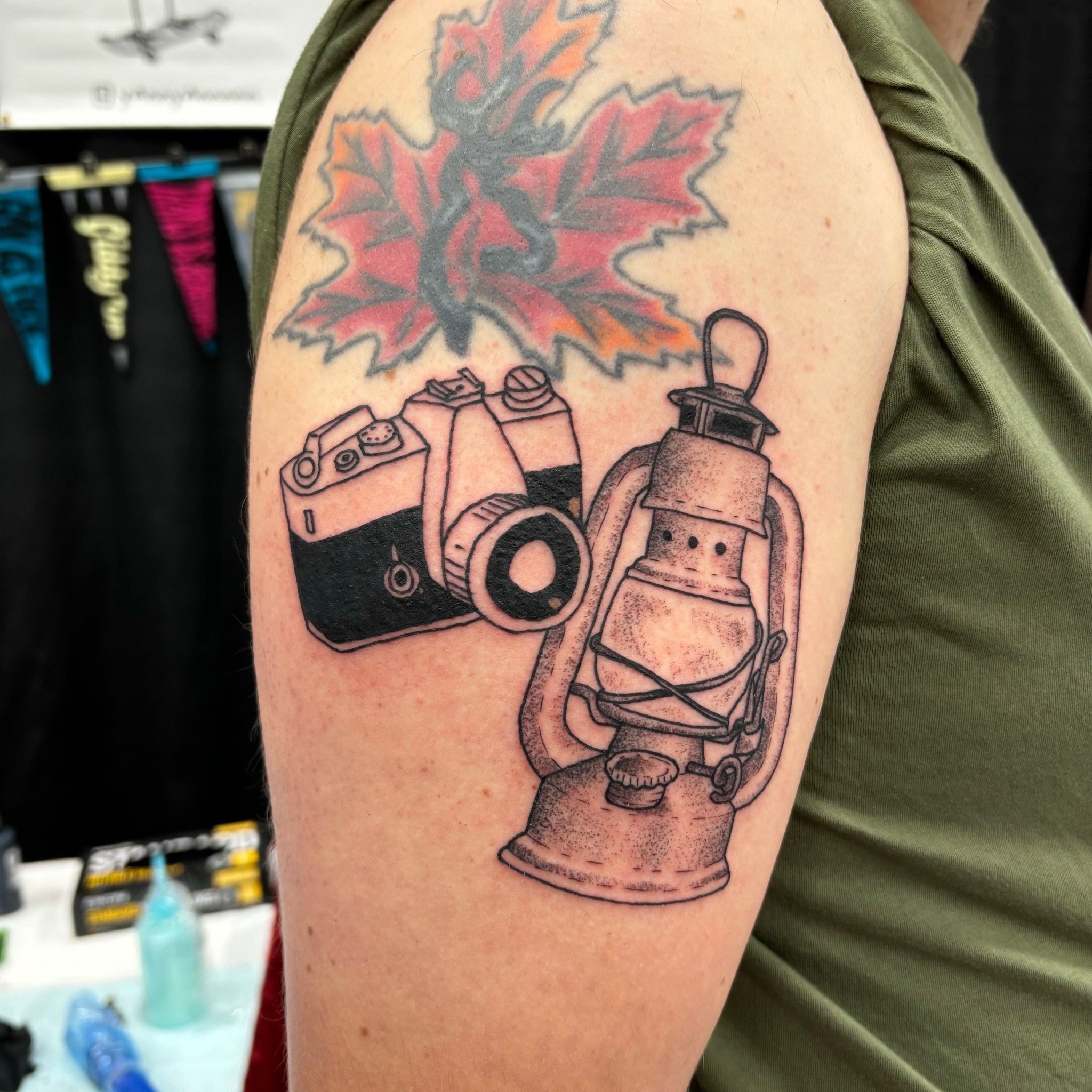 Camera &amp; Lantern done by @yannyannnnn 📸🏮
.
.
.
Artist: @yannyannnnn 
Studio: @obscura.tattoo 
.
.
.
#ottawaartist #ottawatattoo #obscuratattoo #lineworktattoo #blackwork