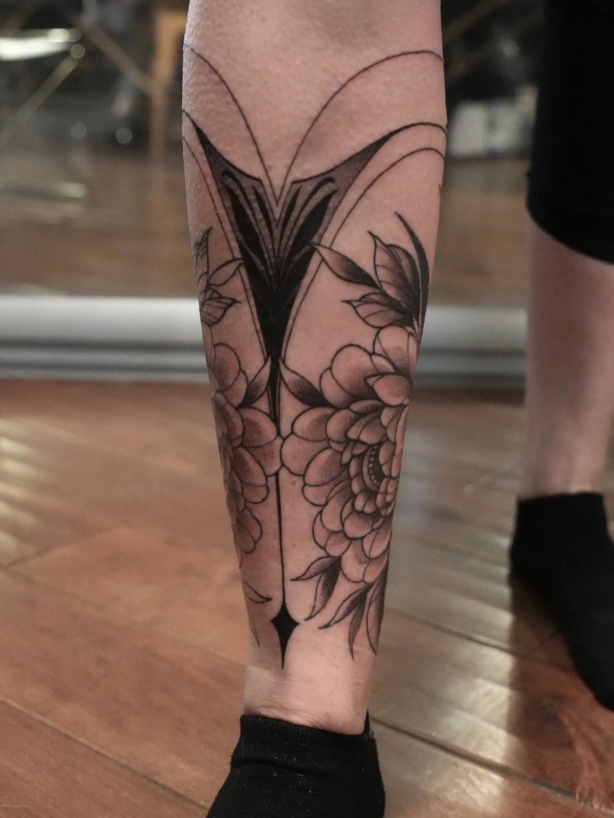 Floral and Ornamental Leg Piece by @mariah.landers 🌷
.
.
.
Artist: @mariah.landers 
Studio: @obscura.tattoo 
.
.
.
#ottawatattoo #ottawaartist #obscuratattoo #blackwork #floraltattoo
