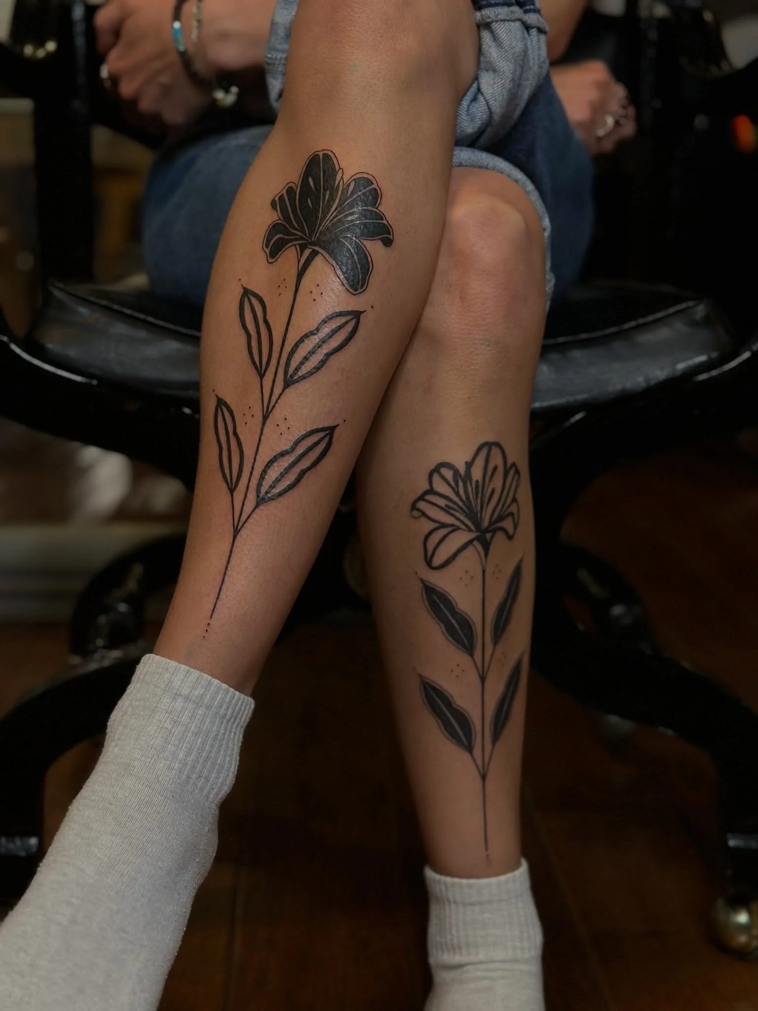 Blackwork Floral Piece by @artbyrobs 🖤🌸
.
.
.
Artist: @artbyrobs 
Studio: @obscura.tattoo 
.
.
.
#ottawatattoo #ottawaartist #obscuratattoo #blackwork #floraltattoo