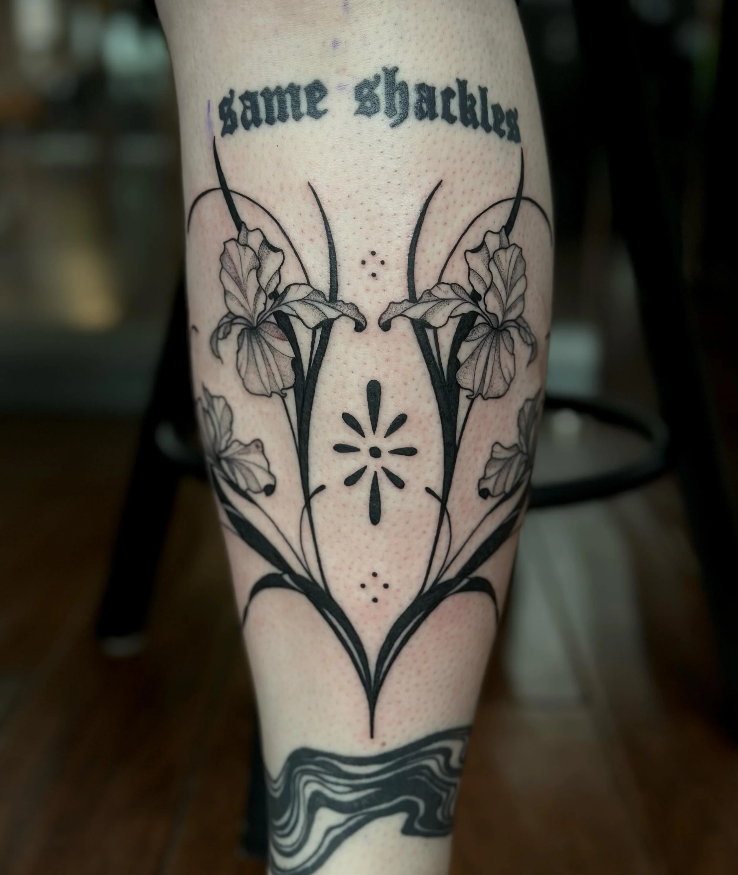 ⟡ Iris florals! thank you so much! ( font done by @h8horses ) such a fun style to do!!🫶🏼 ⟡ 

⟡ Link in bio to book!!! (more like this pls) :) 

@obscura.tattoo 

#femaletattooartist #shintattoo #ottawatattoo #blackwork #floraltattoo