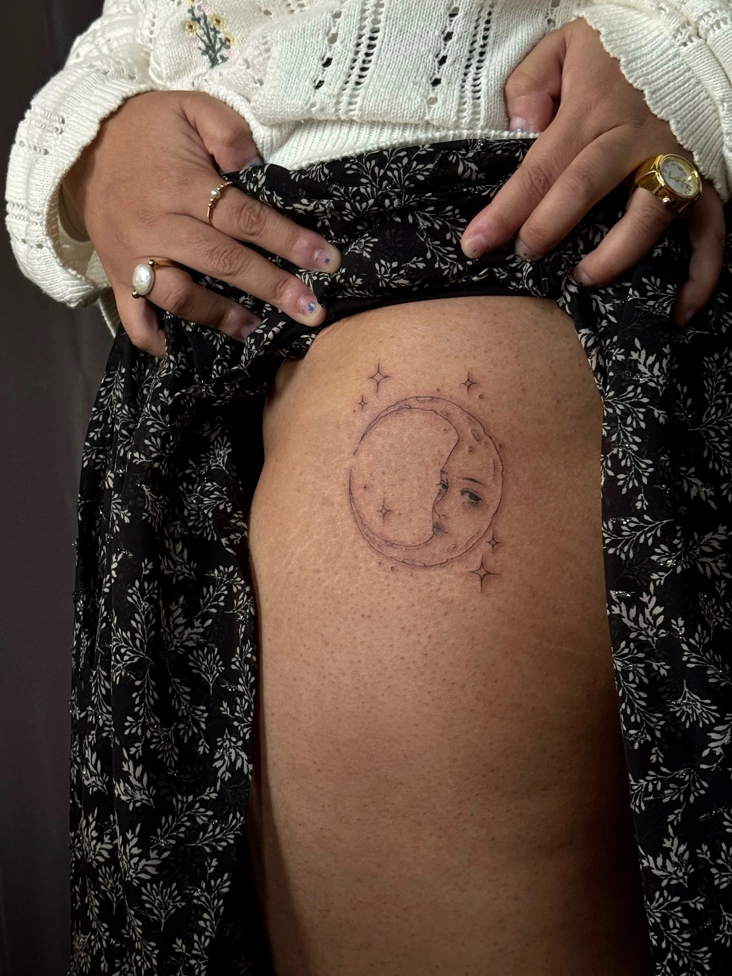 Little moon for Torunima 🌝
~
Torunima was looking for a custom moon piece for her first tattoo. I loved her depiction of seeing the moon as a woman watching over us and was happy to incorporate my portrait style into this piece! Thank you so much fo