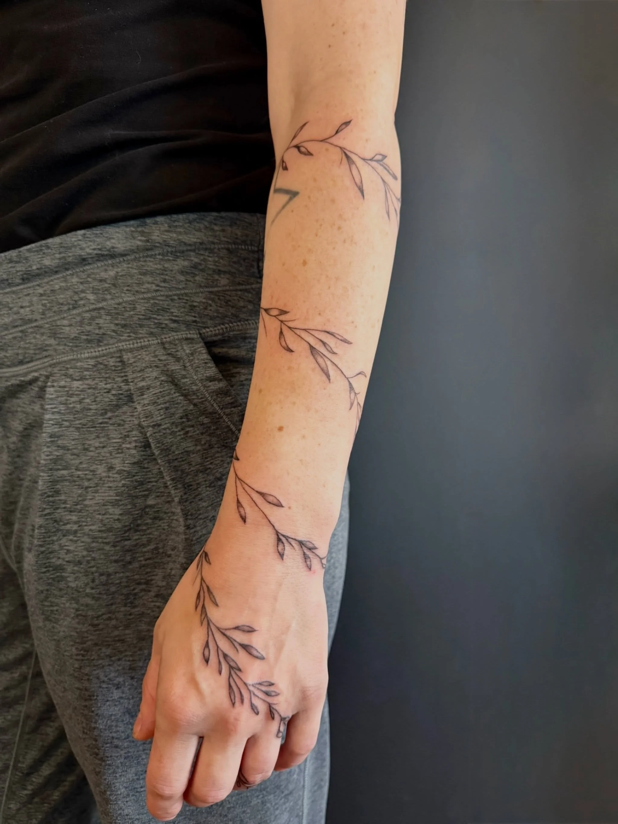Vine Arm Wrap by @darienwrona.tattoo 🍃🌿
.
.
.
Artist: @darienwrona.tattoo 
Studio: @obscura.tattoo 
.
.
.
#ottawaartist #ottawatattoo #obscuratattoo #finelinetattoo #leaftattoo