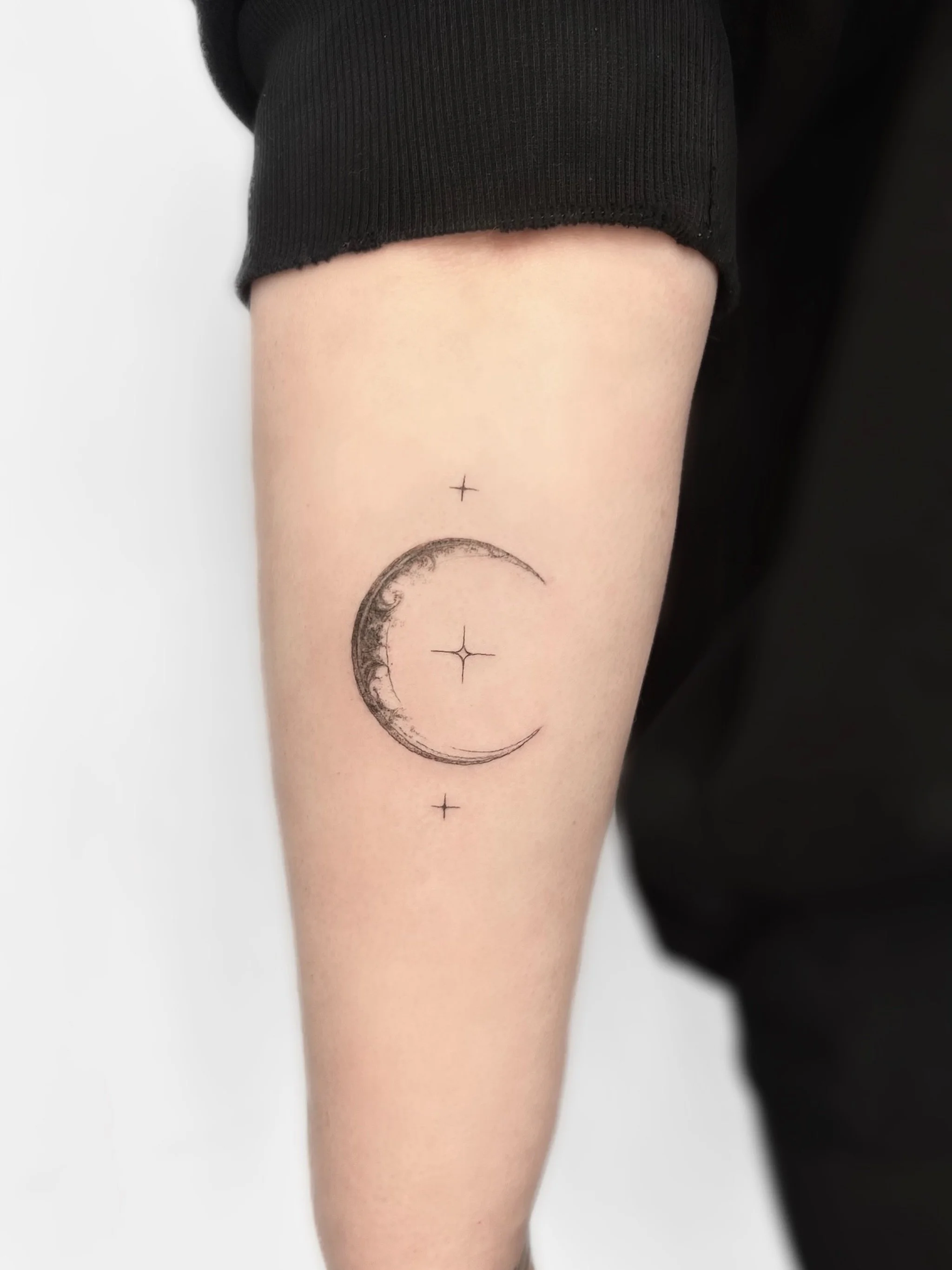 Crescent Moon &amp; Stars by @airo.tattoo 🌙✨
.
.
.
Artist: @airo.tattoo 
Studio: @obscura.tattoo 
.
.
.
#ottawaartist #ottawatattoo #obscuratattoo #finelinetattoos