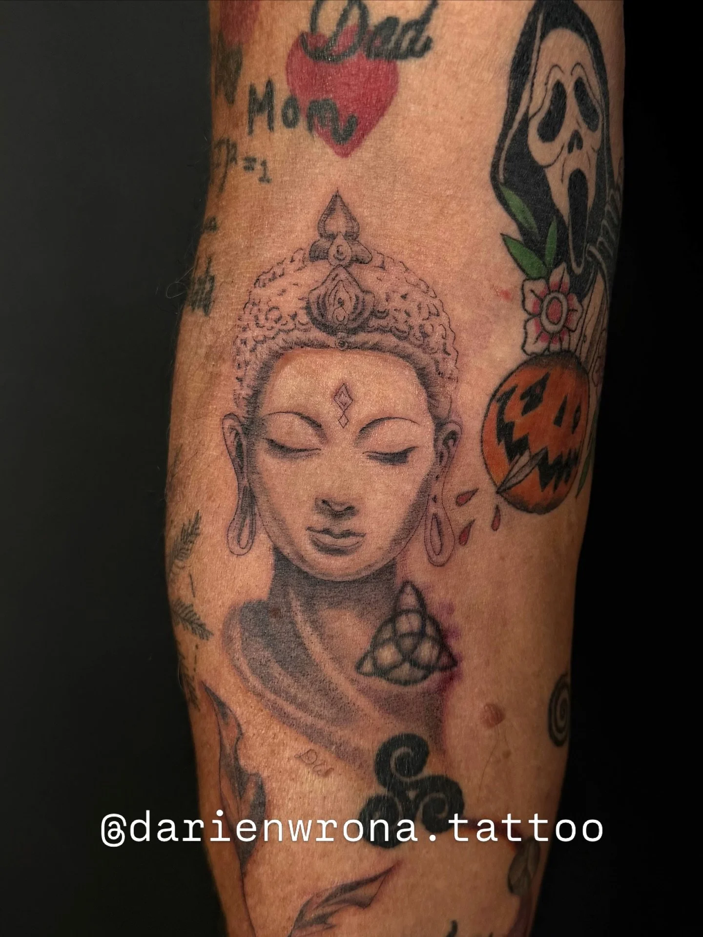 ✨thank you for the trust✨
&bull;
Booking June! Appointment 🔗 in bio 🔥
&bull;
Done @obscura.tattoo 
@anarchy_tattoo_supplies 
@emalla.official 
@emalla.canada 
@kwadron 
&bull;
#darienwrona #ottawatattooartist #ottawatattoo #ottawaartist #613tattoo