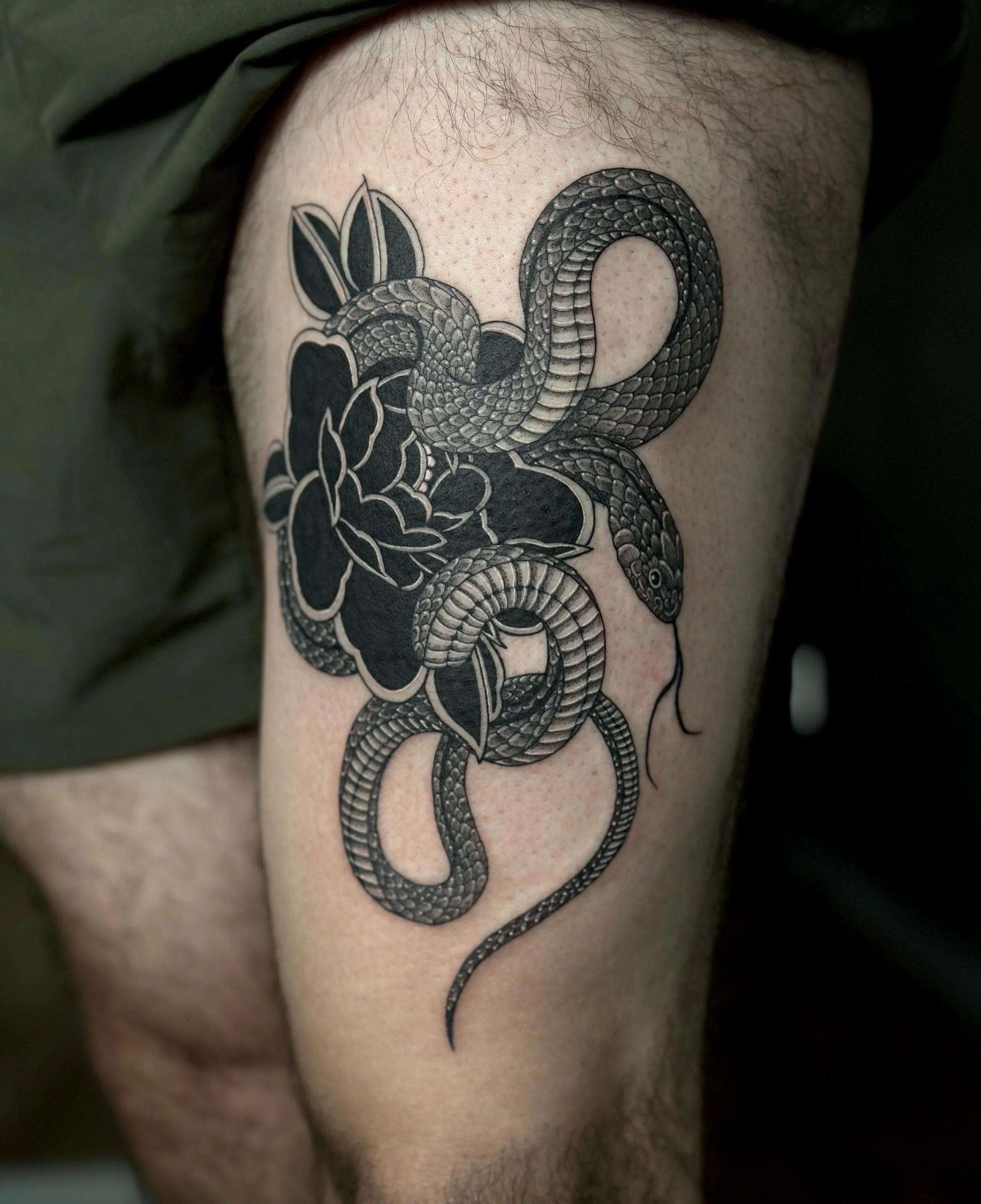 ⟡ Flash piece for nicholas !! ⟡ 

⟡ Link in bio to book!!! answering all emails this weekend! 

@obscura.tattoo 

#femaletattooartist #snake #ottawatattoo #blackwork #snaketattoo