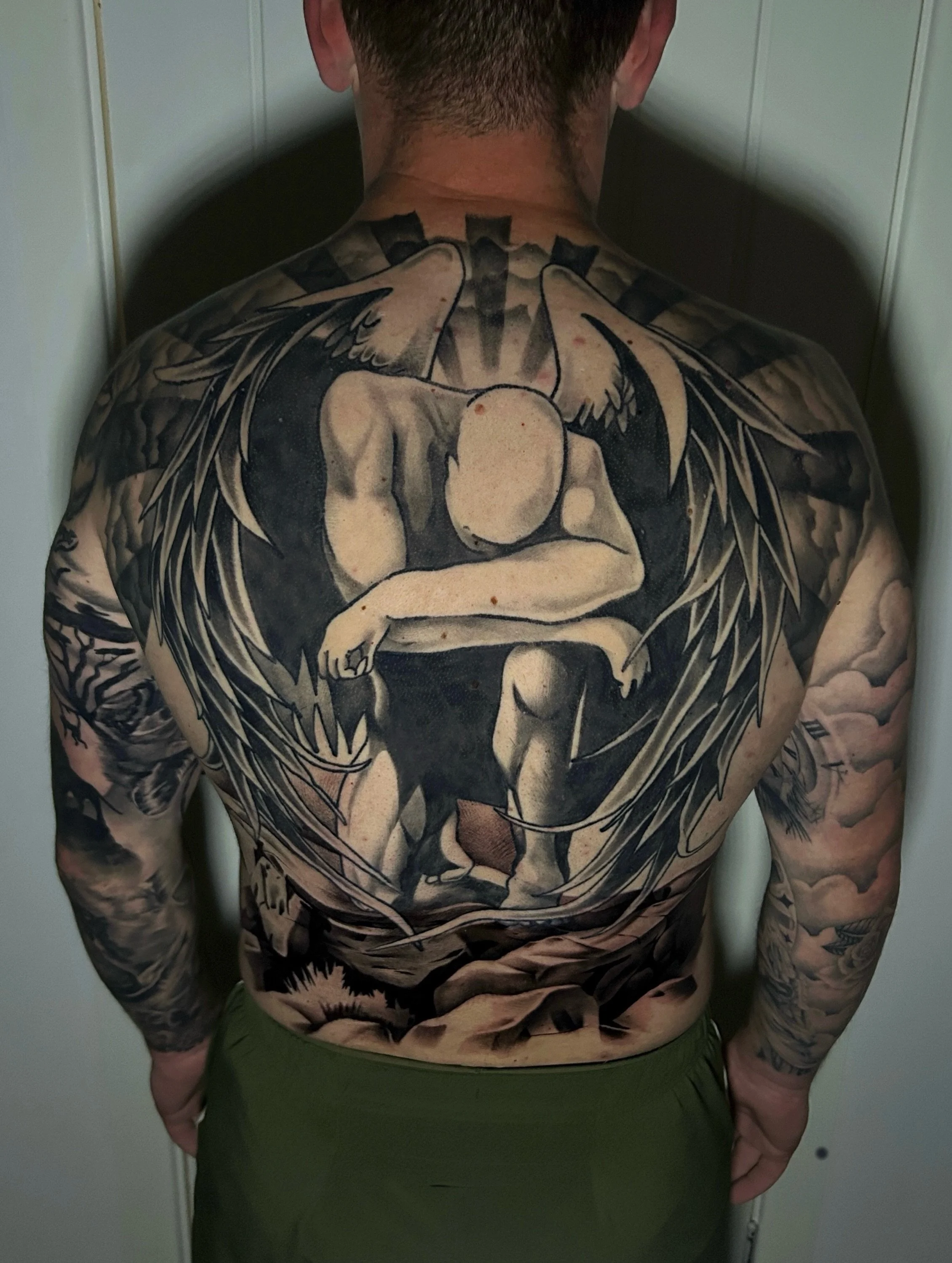 90% healed back piece, lower section is fresh 🪽✅

My client John decided to go all out for his back piece after we finished his full sleeve on his left arm, thanks for all the trust man 🙏🏻

@obscura.tattoo 

#backtattoo #angeltattoo #backpiecetatt