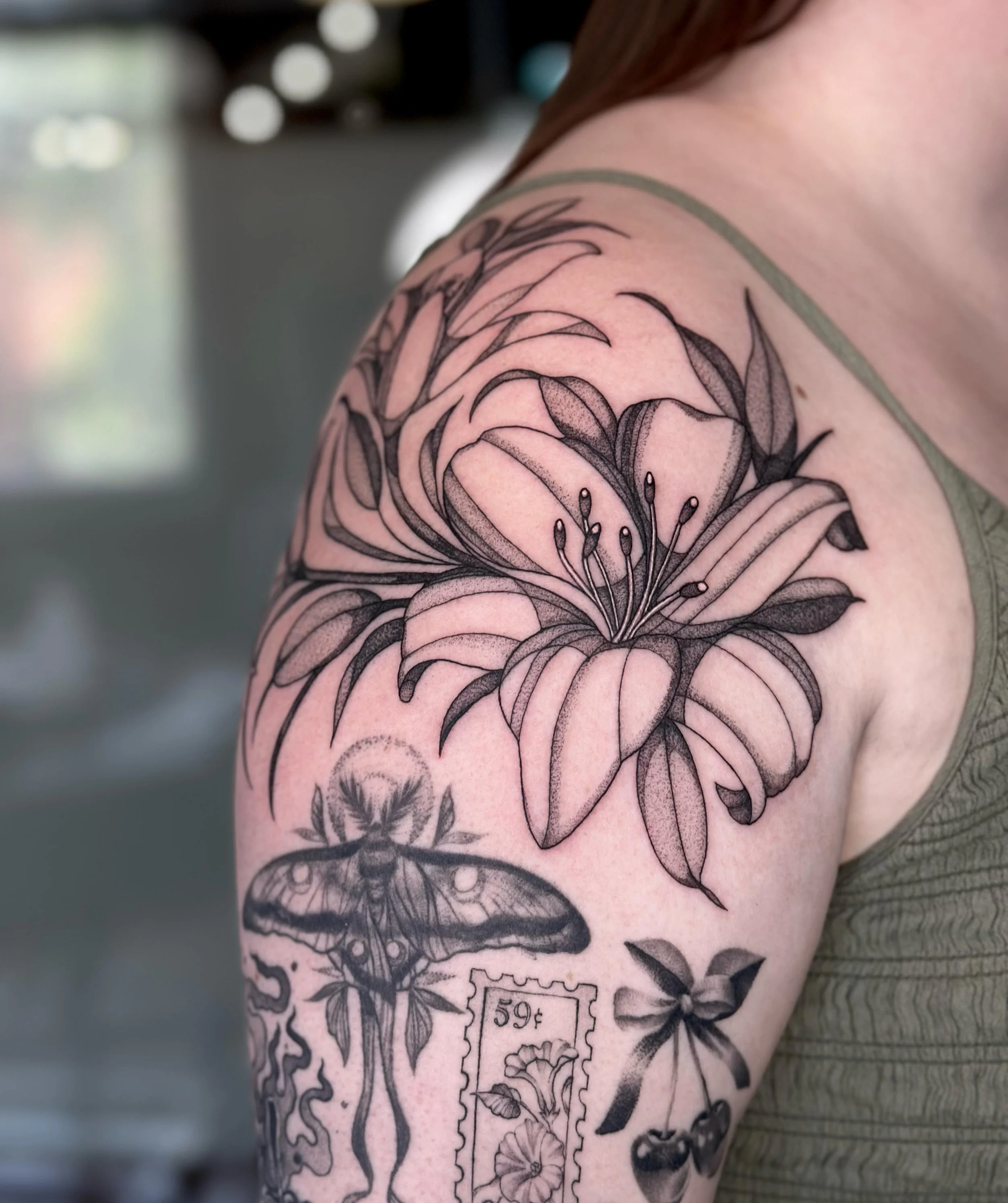⟡ Lillies!! absolutely love this style of shading! 🫶🏼 ⟡ 

⟡ Link in bio to book!!! (more flash like this coming soon!!) :) 

@obscura.tattoo 

#femaletattooartist #shintattoo #ottawatattoo #blackwork #floraltattoo
