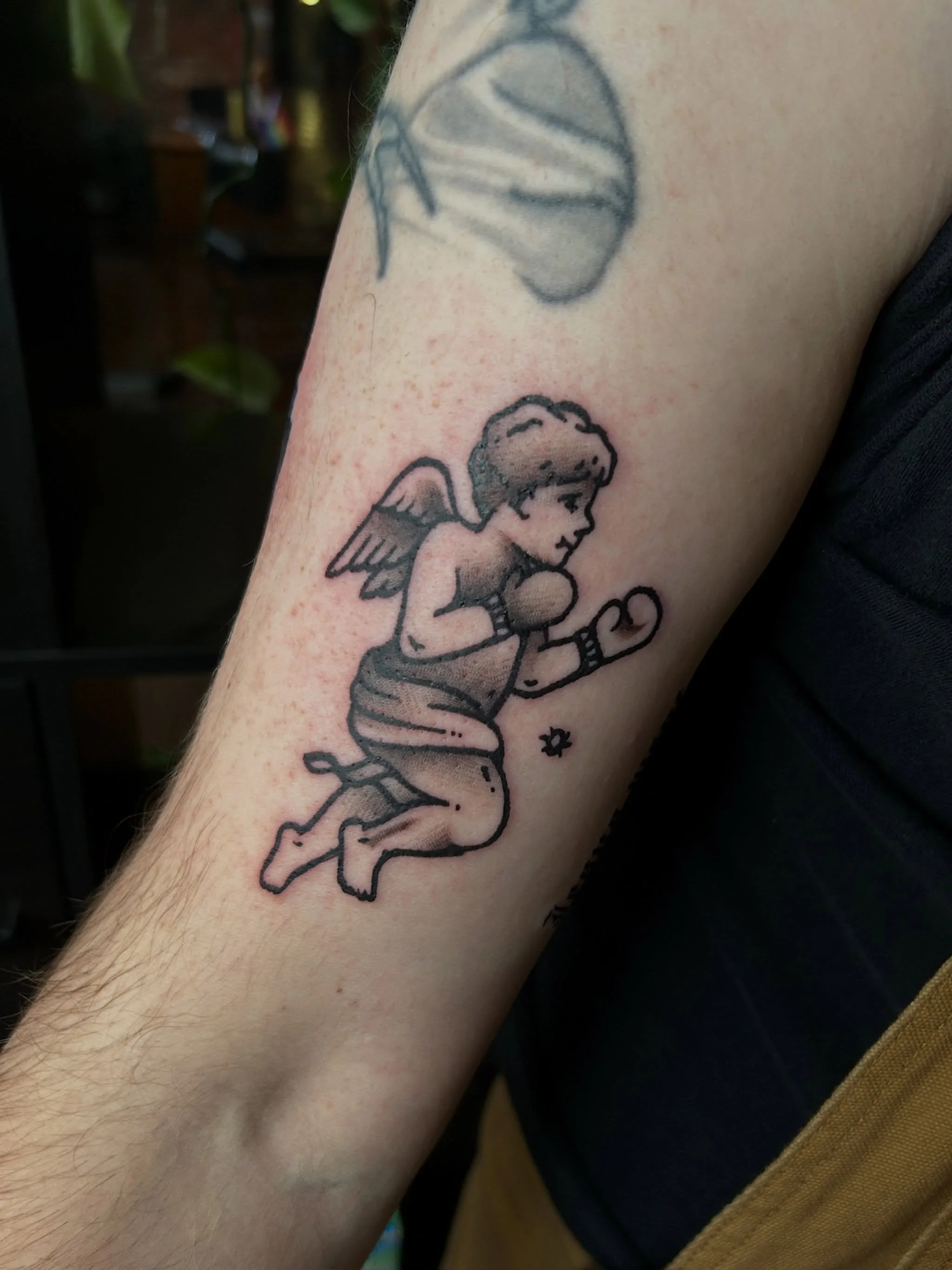 Little Boxing Cherub 👼 🥊
.
.
.
Artist: @harveyztattooz 
Studio: @obscura.tattoo 
.
.
.
#obscuratattoo #ottawatattoo #ottawaartist #blackwork