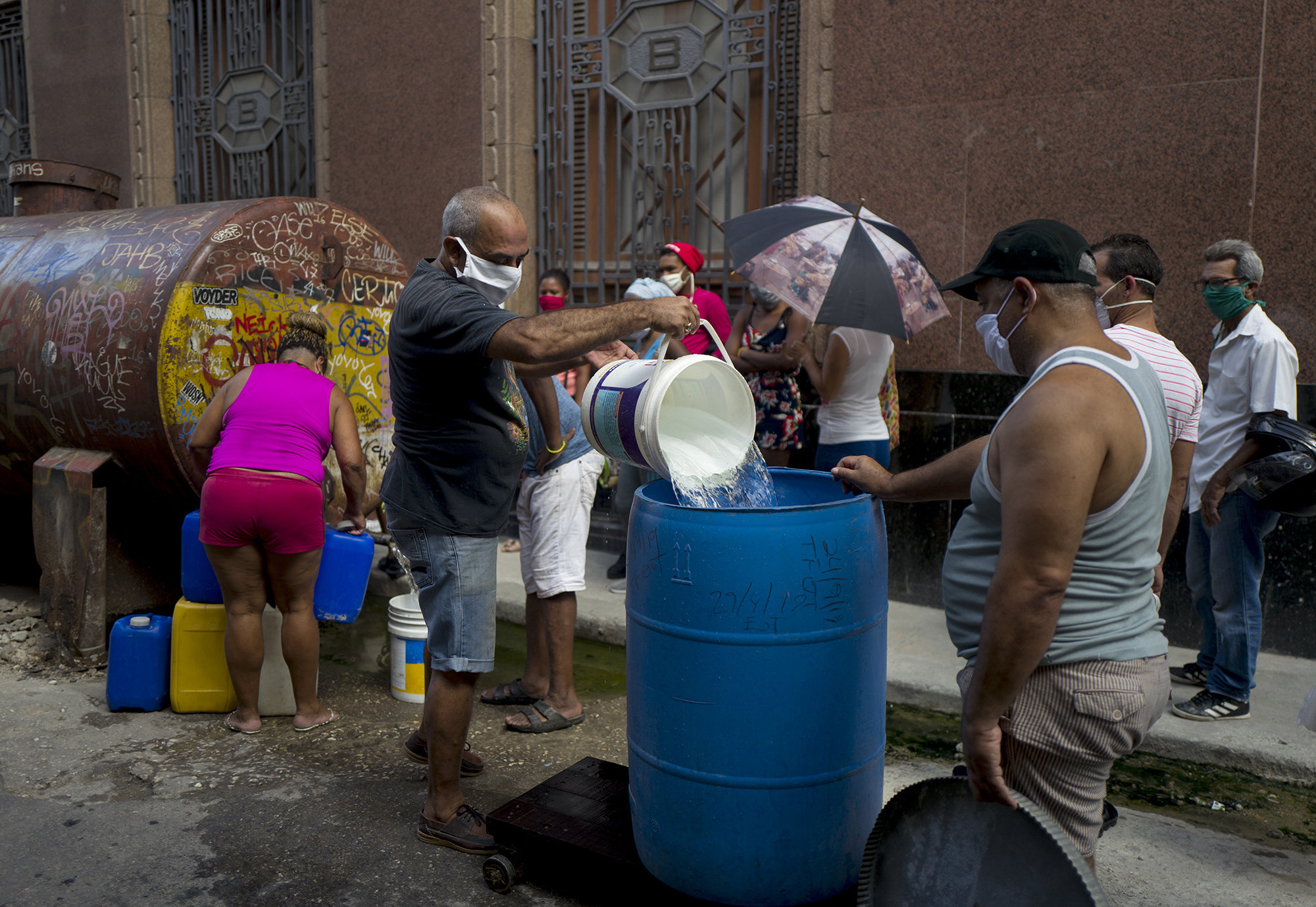 Cubanos recogen agua de un tanque en La Habana. Debido a la sequa y las altas temperaturas el agua no llega a todos los hogares habaneros. En lugares como La Habana vieja depende de un carro cisterna que los abastezca de agua ciertos das de la sem