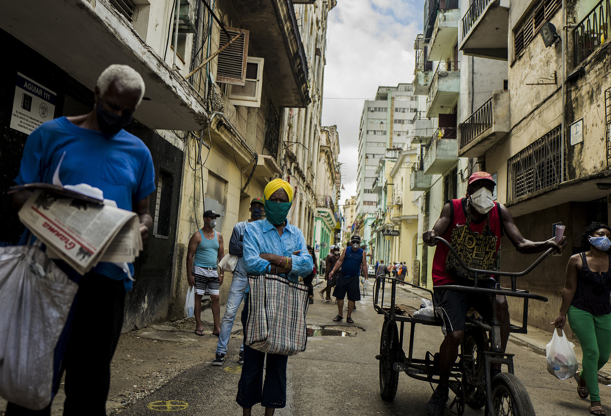  Cubanos esperan en cola para poder comprar  comida en las tiendas cercanas a su casa. Es la rutina diaria de los cubanos, con el Coronavirus el suministro de alimentos y de productos de limpieza cada vez es ms precario.  
