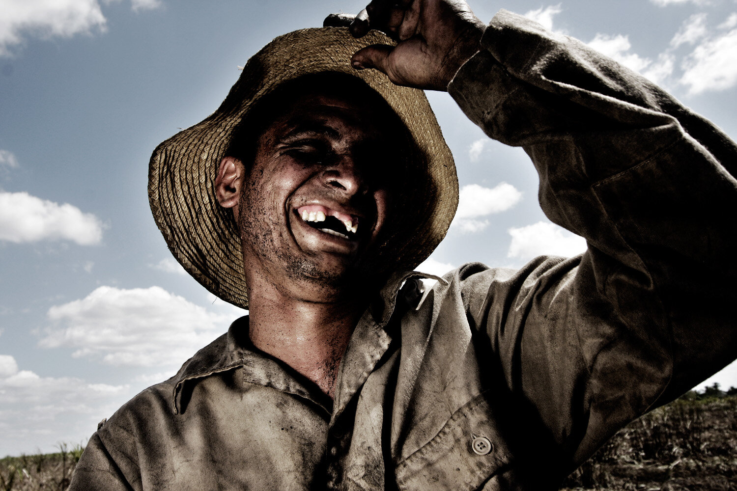  Daniel, 22, machetero, laughs during a lunch break. Daniel has been cutting sugarcane for 4 years. 