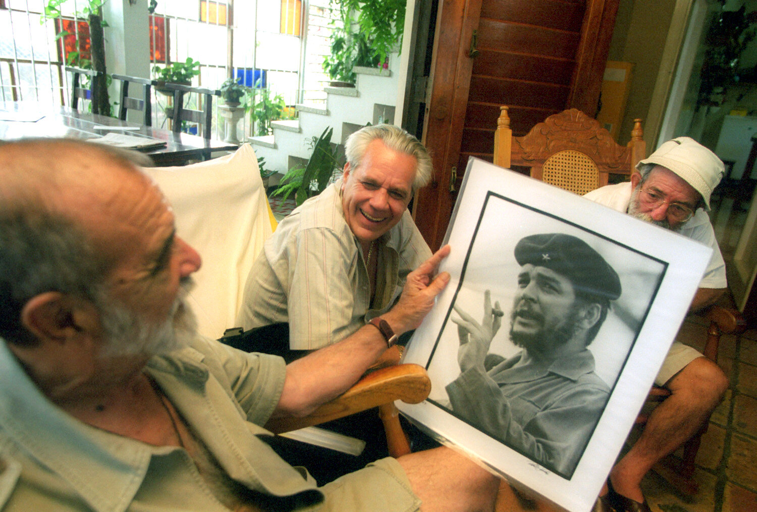  Korda holds a salas picture of Che.                      