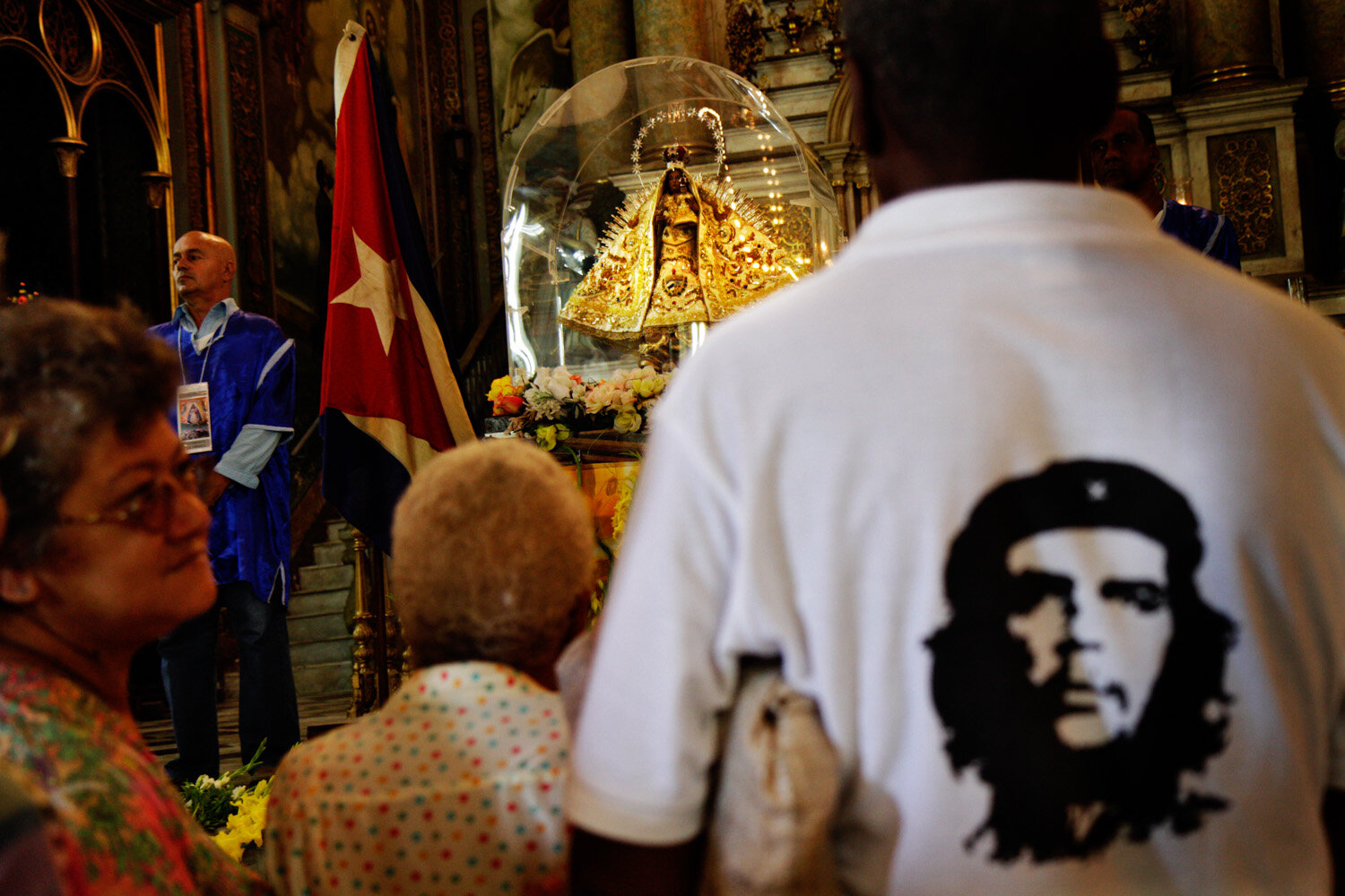  A Cuban believer wears a T-shirt with the image of Ernesto Che Guevara as Cubans gather to welcome the virgin of Charity , 2011                     