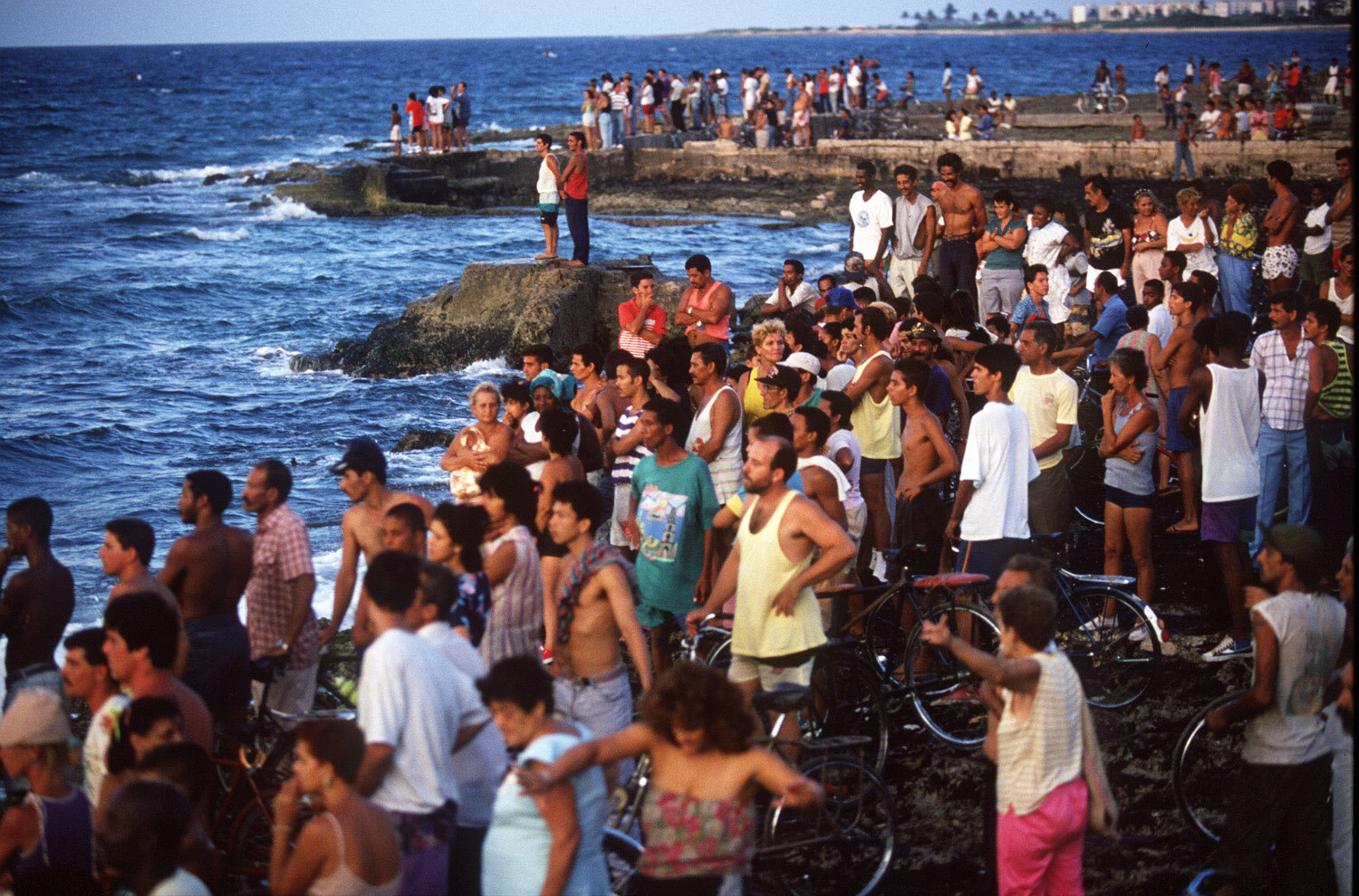  Hundreds of people come to the Cojima shores to see the balseros leave. 