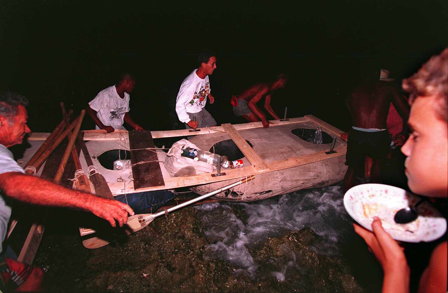  The first night of the balsero-crisis. Bystanders even came finishing dinner as they were watching the rafts leaving. 
