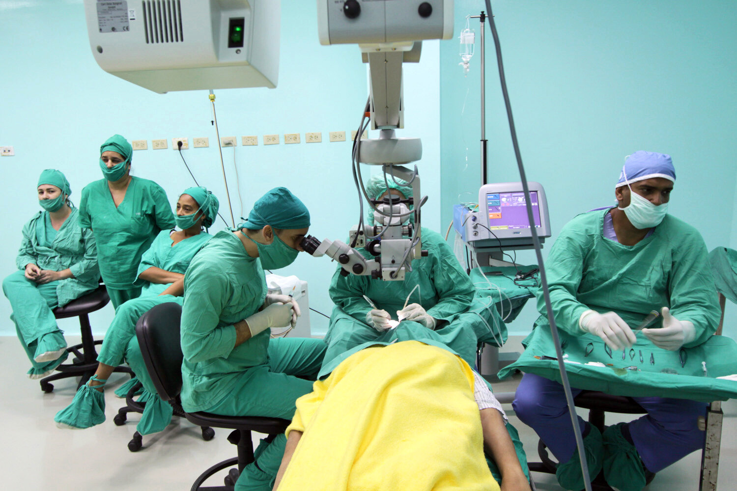  A Cuban medical team carries out a cataract surgey ona Latinamerican patient, Hospital Pando Ferrer, Havana. 