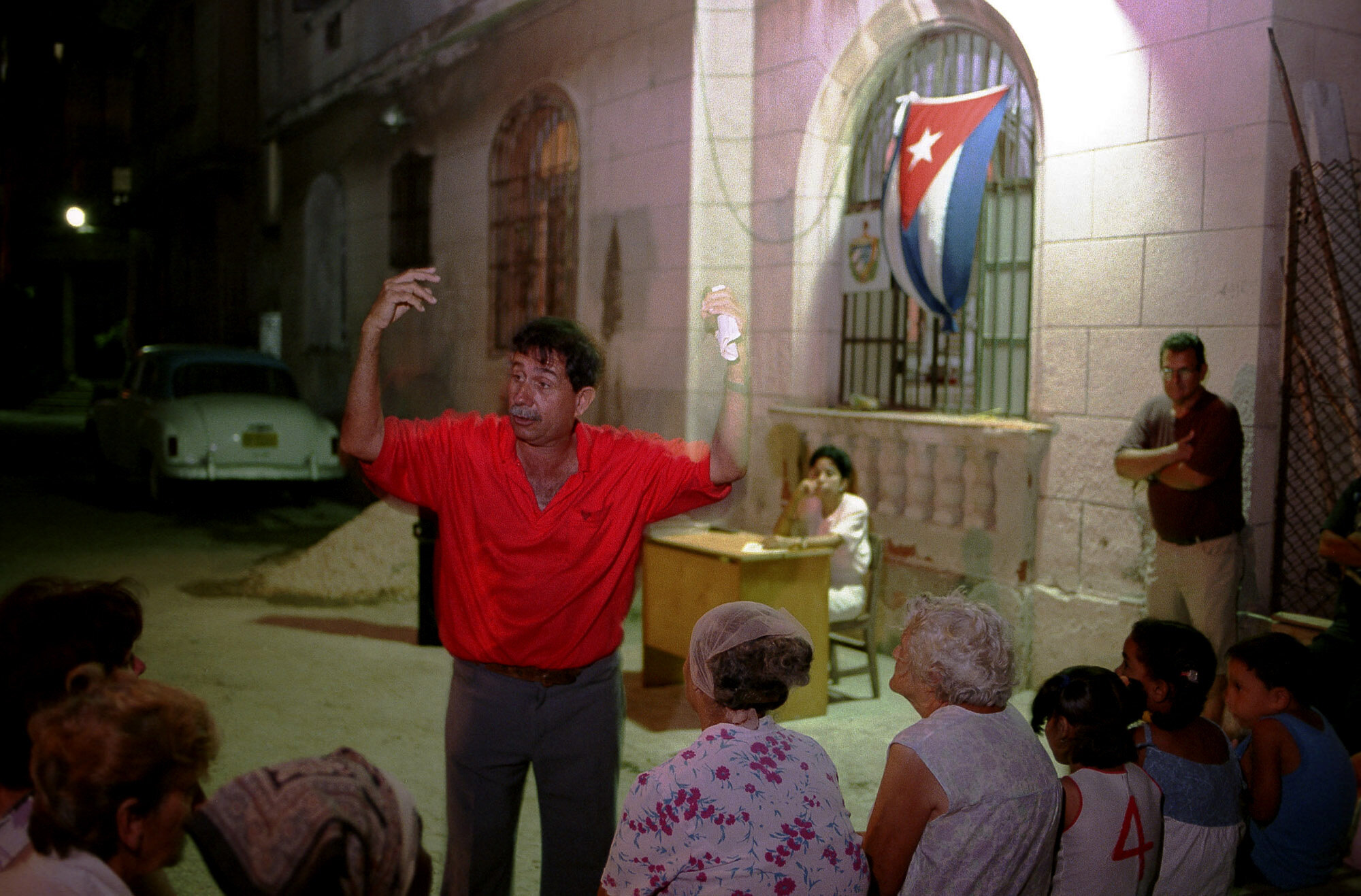  CDR assembly in Vedado, Havana, 1999.                       