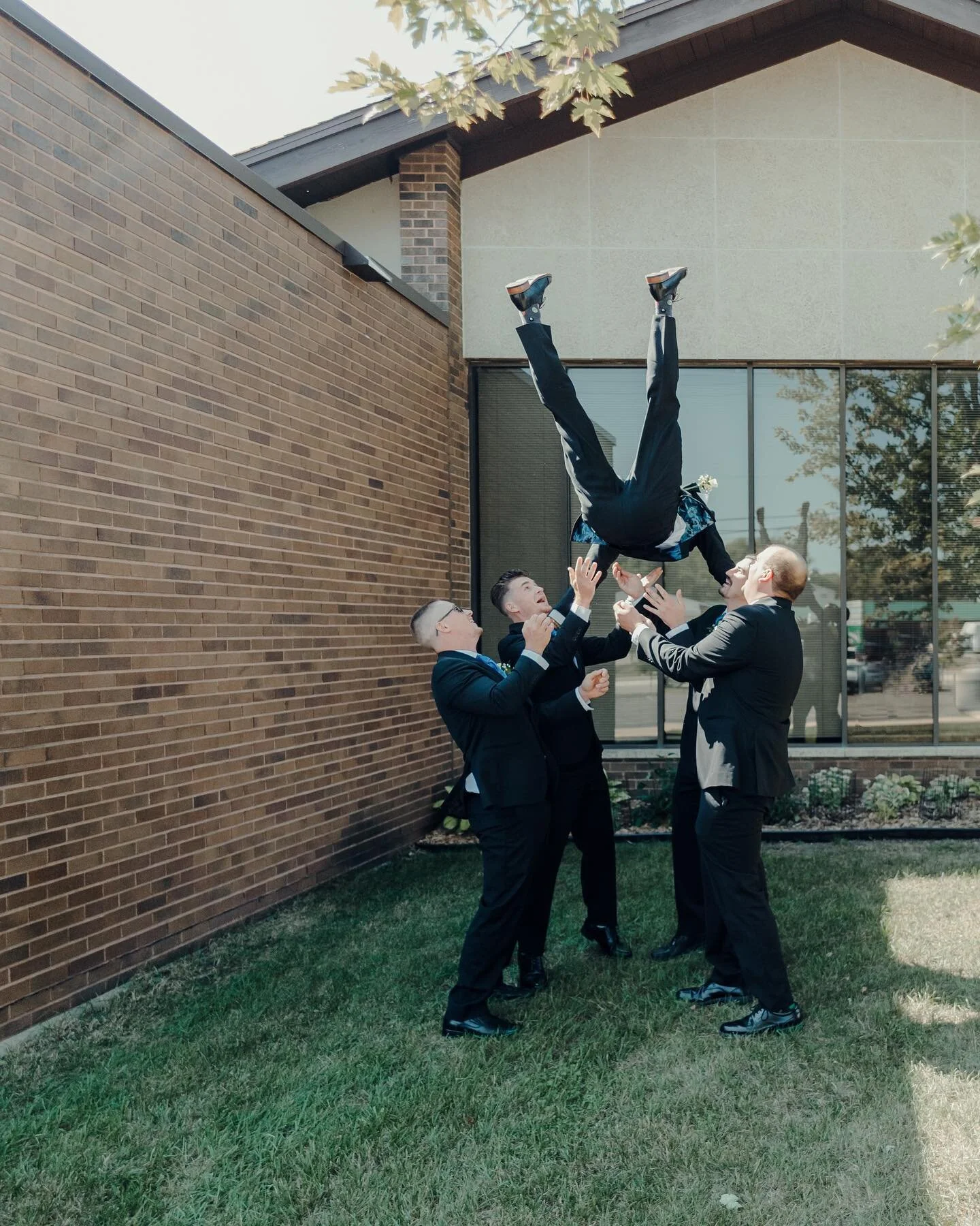 This was their idea + I am so glad they caught him 🫣 
&bull;
📸 photo taken while second shooting with @kaylaleephotomn 
&bull;
&bull;
#koernerofthenorth #secondshooter #rochestermn #wanderingweddings #minnesota #destinationweddingphotographer #dest