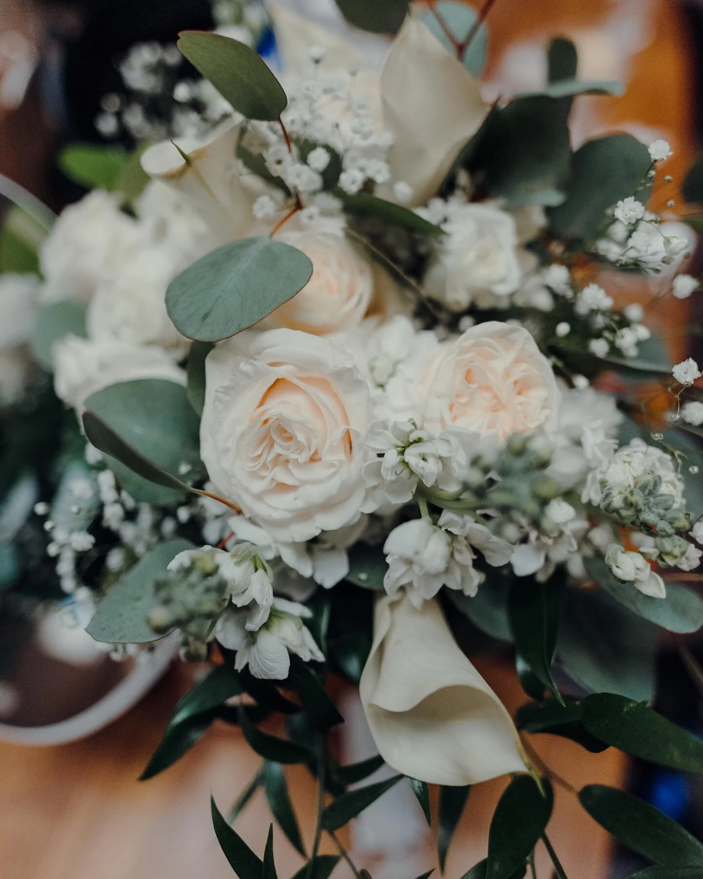 Bouquet appreciation ☺️💐
What's your favorite flower? One of my favorites to photograph are peonies!!
&bull;
📸 photo taken while second shooting with @kaylaleephotomn 
&bull;
&bull;
#koernerofthenorth #dirtybootsmessyhair #offbeatbride #wanderingwe