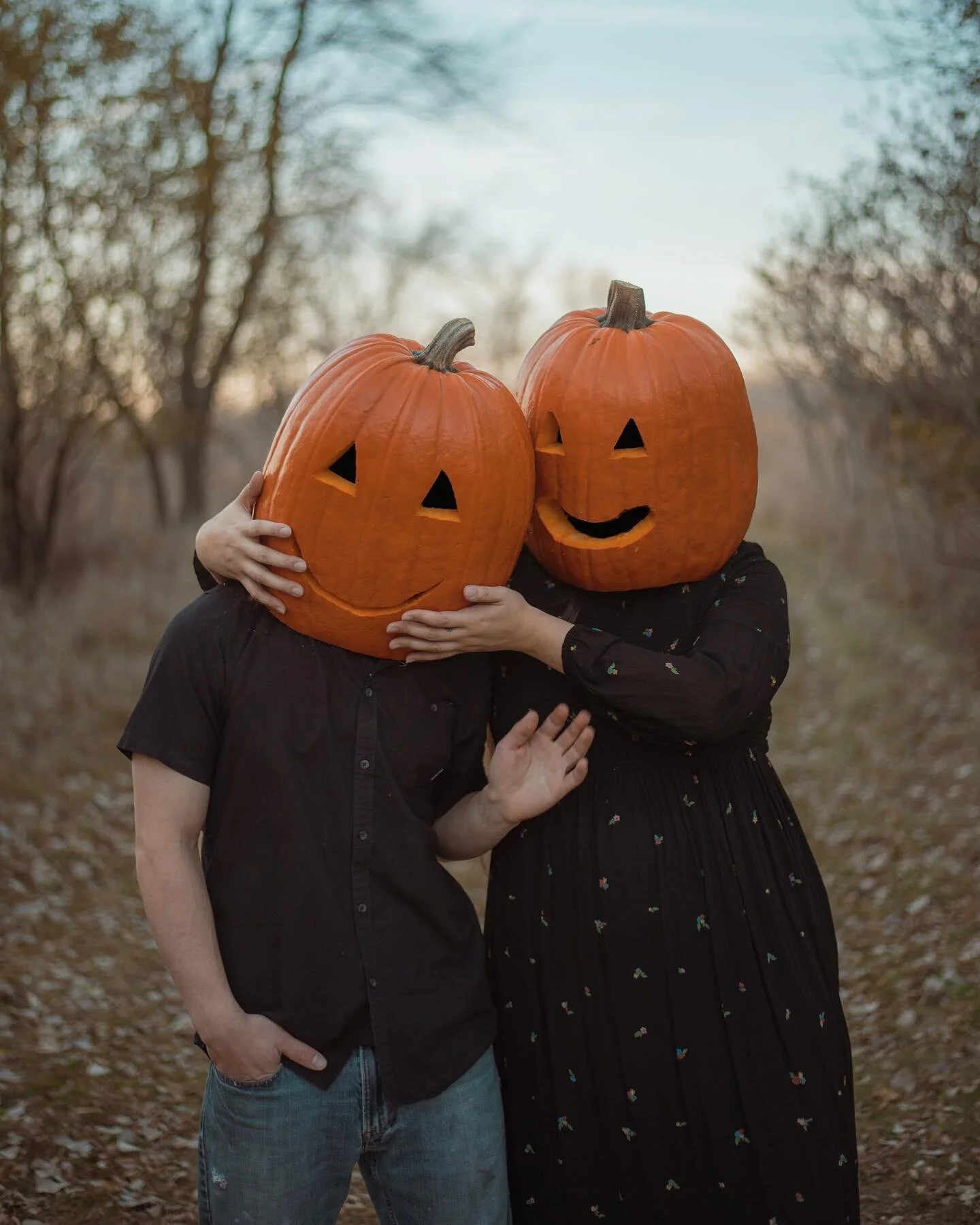 Happy Samhain everyone 🖤🎃 
&bull;
&bull;
&bull;
#koernerofthenorth #allhallowseve #samhain #pumpkinhead #couplescostume #moodygrams #mnphotographer #elmcreekparkreserve #mncouples #spookyseason #halloweencostume #lookslikefilm #nikoncreators