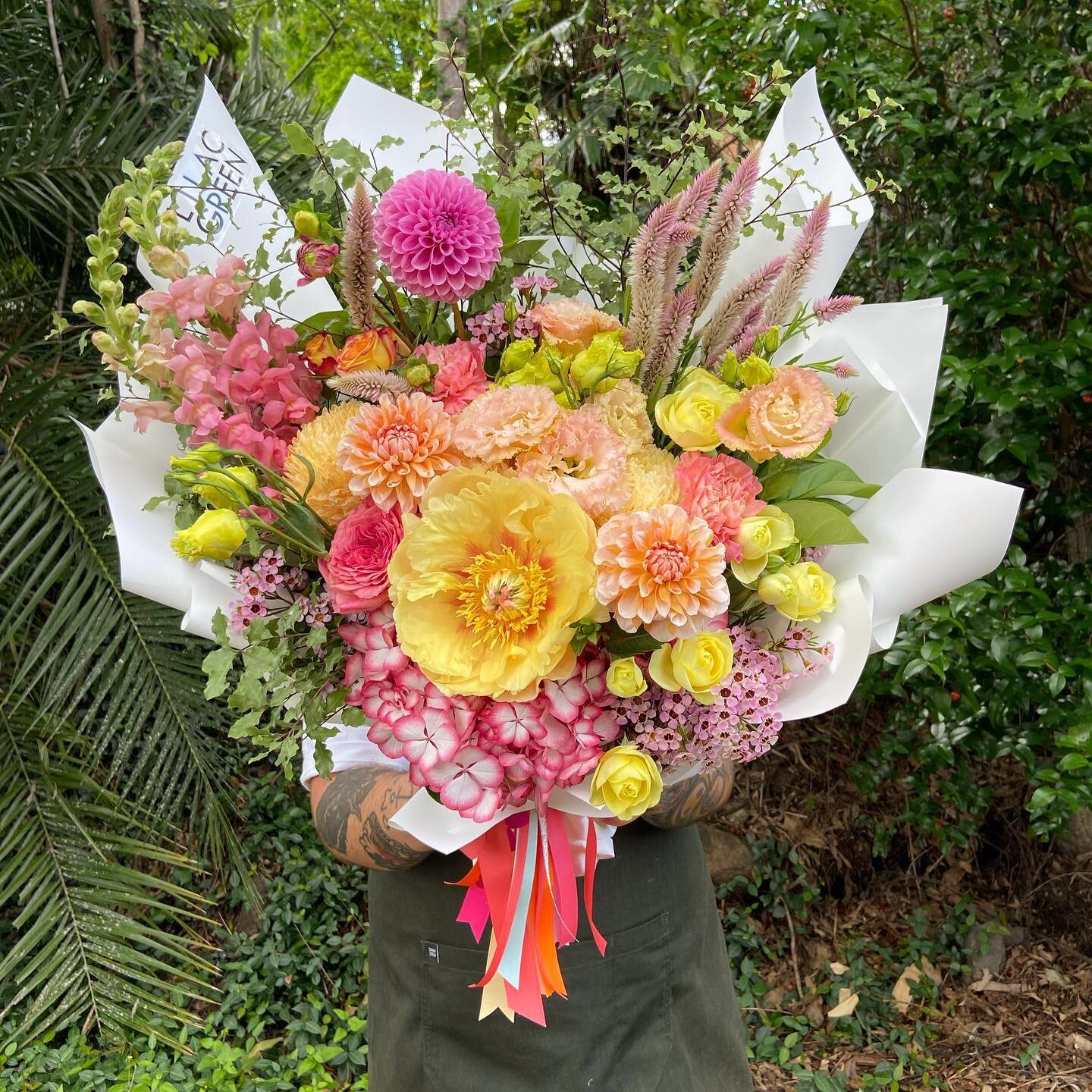 🌞 Summer in a Bouquet 🌞
I&rsquo;m obsessed with these lemon tree peonies! We rarely see them and they are magic! 🌸✨